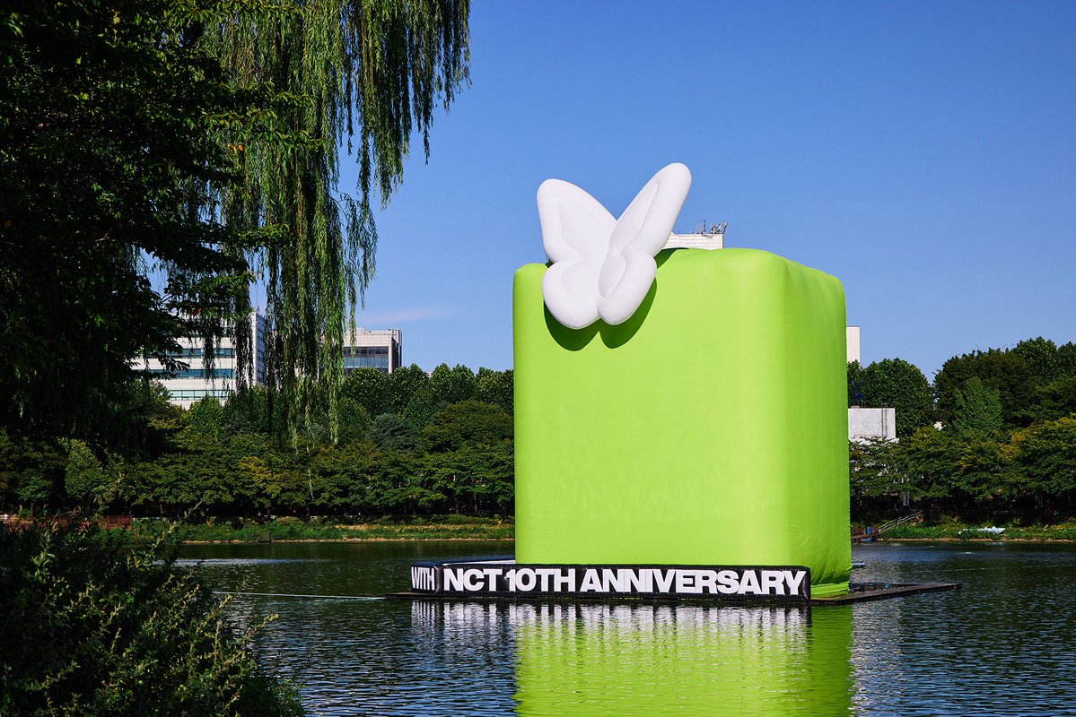 NCTsmtown's tweet photo. #NCT 석촌호수 아트벌룬 전시, 454만 7천여 관람객 몰렸다… 역대 최다 기록!
론칭 10주년 향한 뜨거운 관심 집중! 강력한 브랜드 파워 입증

https://t.co/QdVRVlFUNn

EVERYTHING, ALL AT ONCE, NEO
https://t.co/dizy4oNdsi

#NCT #NCT_10TH_ANNIVERSARY https://t.co/2L3XDErz7U