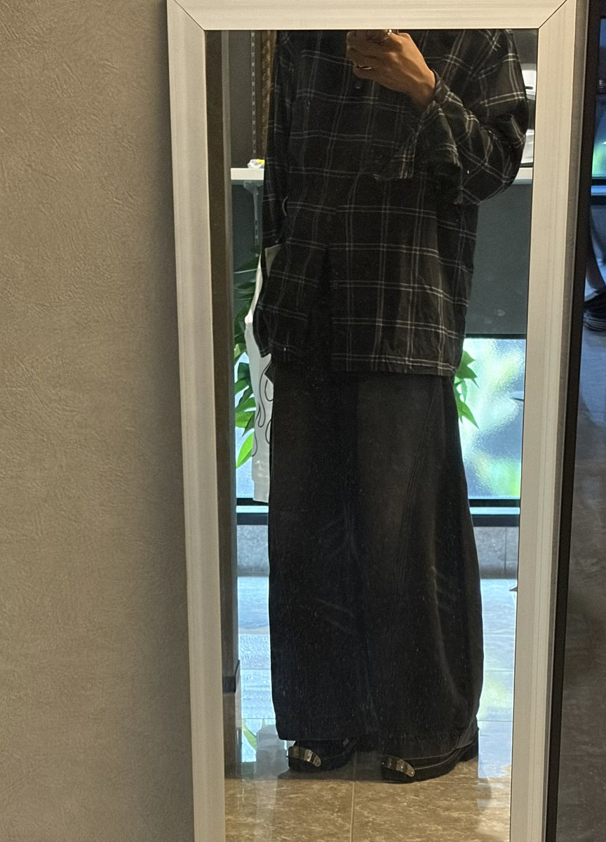 to4t__'s tweet photo. BALENCIAGAのローファー攻撃力100くらいありそう https://t.co/2oVg7xdcQy