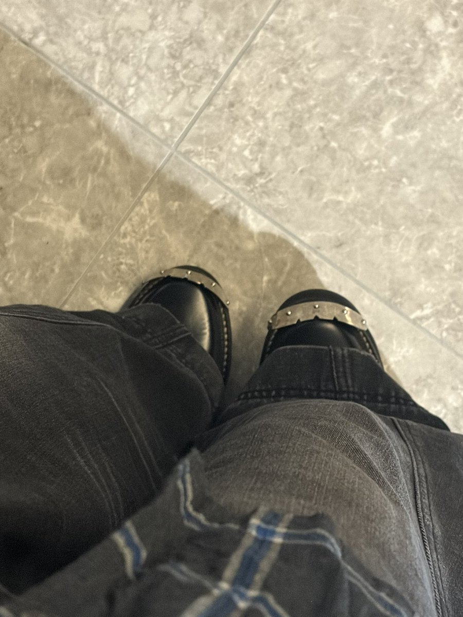 to4t__'s tweet photo. BALENCIAGAのローファー攻撃力100くらいありそう https://t.co/2oVg7xdcQy