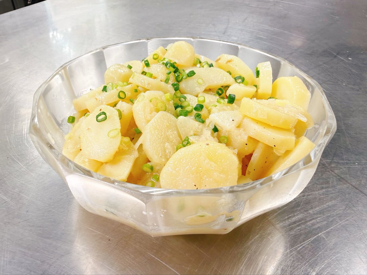 EmbassyCooking's tweet photo. 新感覚✨ブイヨンに浸す、ドイツのポテトサラダ🥗「大使館シェフのスペシャリテ」ドイツ大使館編で教えて頂いたレシピの配信がスタート☺️❣️
4~5人
じゃがいも　1kg 
玉ねぎ　1個 
ブイヨン　180cc
白ワインビネガー 50cc 
塩 5g 
マスタード 20g 
サラダ油 150g 
ローリエ 1枚 
黒胡椒、小ネギ 少々 https://t.co/T4hwUdKlpk