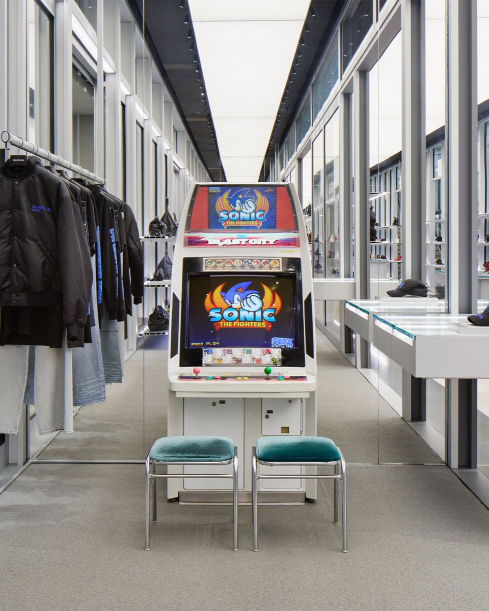 SEGA_OFFICIAL's tweet photo. セガは、バレンシアガとパートナーシップを組み、アパレルや一部マーチャンダイズにわたるコラボレーションを実施。
ソニック・ザ・ヘッジホッグやセガのアイコニックなデザインを、メゾンの世界観へと取り入れました。
さらに、バレンシアガ 青山フラッグシップストアには、1996年発売の『Sonic the Fighters』を実際にプレイできる筐体を含む、2台のヴィンテージアーケード筐体「Blast City」を設置し、ゲームカルチャーで彩ります。
 
「Balenciaga | SEGA」コラボレーションは、一部のバレンシアガ店舗およびオンラインストアにて展開中です。
 
🔗 https://t.co/rdx09muovv
 
#SEGA #Sonic #Balenciaga #ソニック