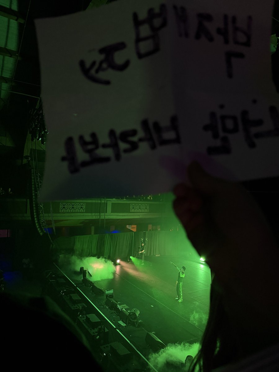 jayppark_joy's tweet photo. 시애틀에서는 재범이 홈타운이라는 감동이 몰려왔고
LA에선 복합적인 감정이 들어 울컥함
그래서 종이 들고 더 열심히 응원함 
재범이가 이거 봤길🥺

‘박재범 너만 바라봐’ ‘All I See Is You’ https://t.co/V4Qc0KEoqw