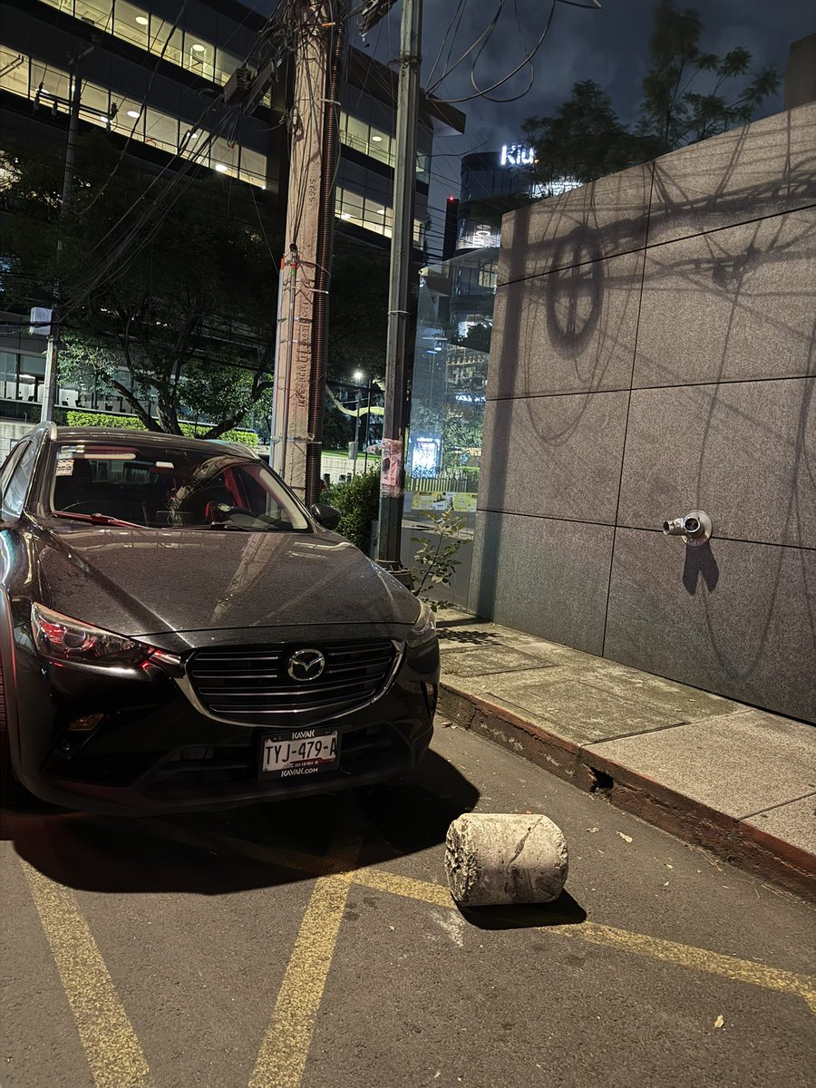 ViveLasLomas's tweet photo. Otro coche mal estacionado estorbando acceso a Cerrada Montes Celestes (esquina con Volcán).

Ni siquiera fue para pegarse bien a la banqueta y acceder a la calle se complica mucho.

Sobra decir que obstruye hidrante de @Bomberos_CDMX 

Ayuda por favor @ecoParq @UCS_GCDMX https://t.co/uRYiiu4RAD