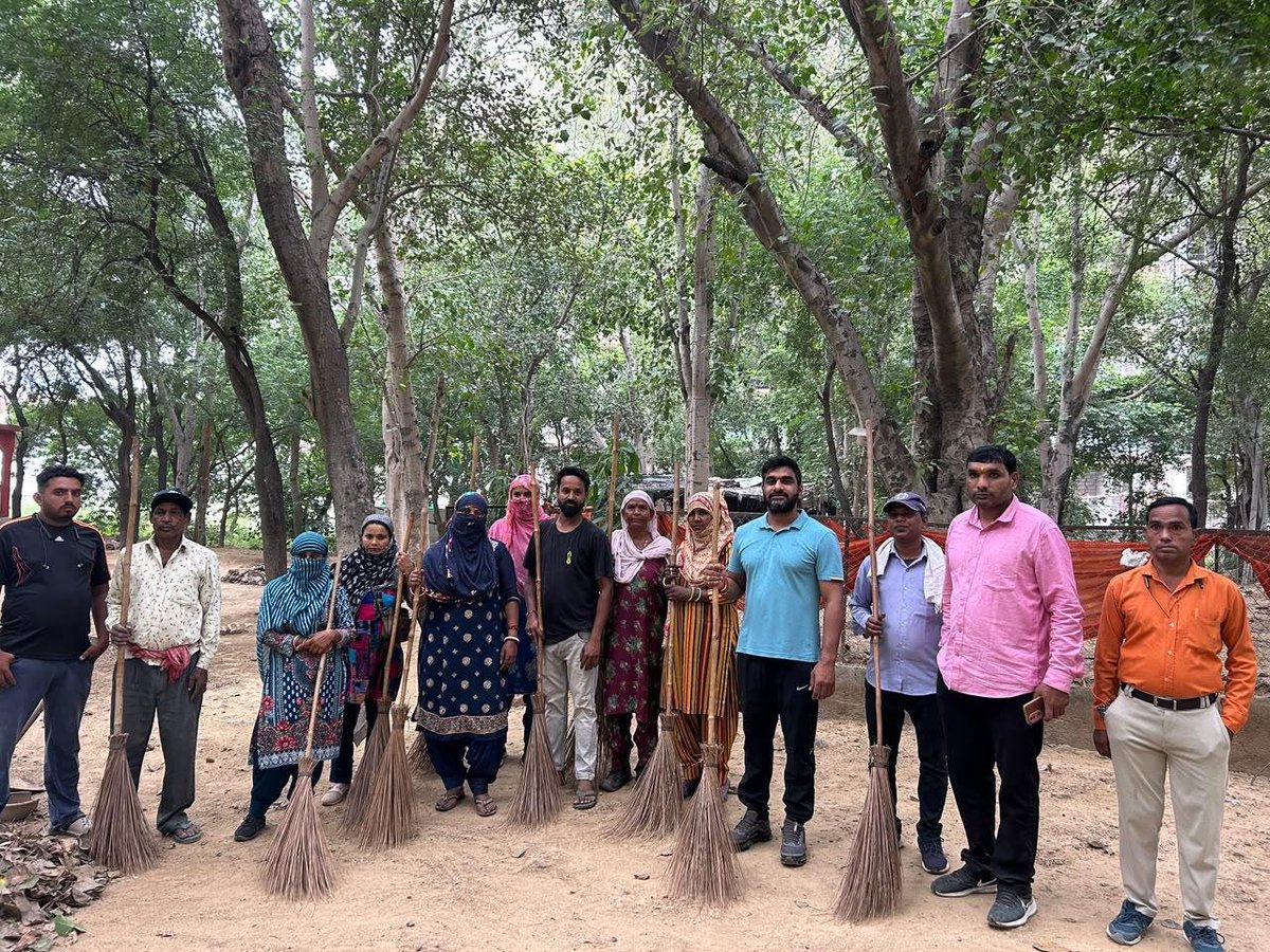 bhartiharsana9's tweet photo. 🧹 सेवा संकल्प अभियान | स्वच्छता का संकल्प 🙏
वार्ड 15, गुरुग्राम में सेवा संकल्प अभियान के तहत मैदावास गांव स्थित बाबा हरिगिरि आश्रम खेड़ा मंदिर में सफाई अभियान चलाया।
#SevaSankalpAbhiyan #SwachhataAbhiyan #Gurugram #Ward15 #Maidawas #CleanGurugram #SwachhBharat #SevaSankalp https://t.co/gFncNPKb5h