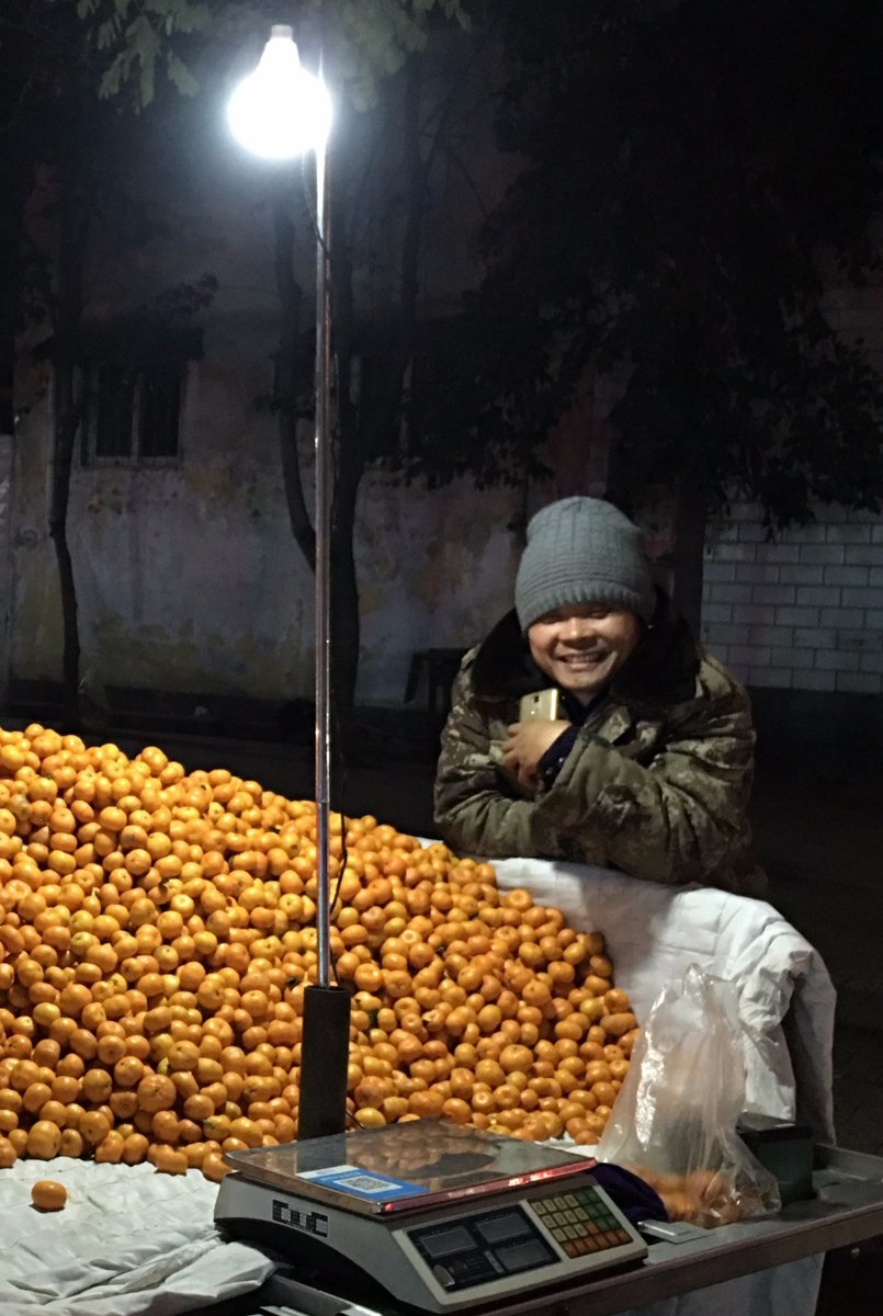 j_ustaso_51_175's tweet photo. A thief stood at the stall, secretly taking an orange on the sly.， https://t.co/U7qR8szzbC