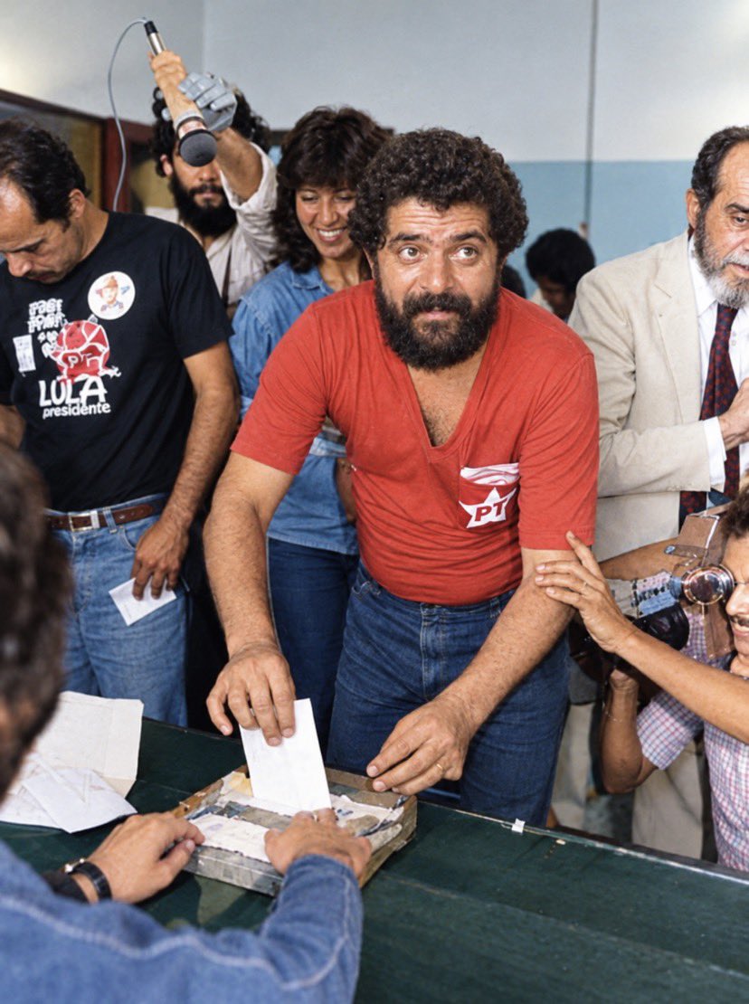 EULULADEBOCHADO's tweet photo. Luiz Inácio Lula da Silva votando em São Paulo durante as eleições de 15 de novembro de 1982 fotojornalista Olívio Lamas

VOU VOTAR LULA https://t.co/NdBQkOkg2g