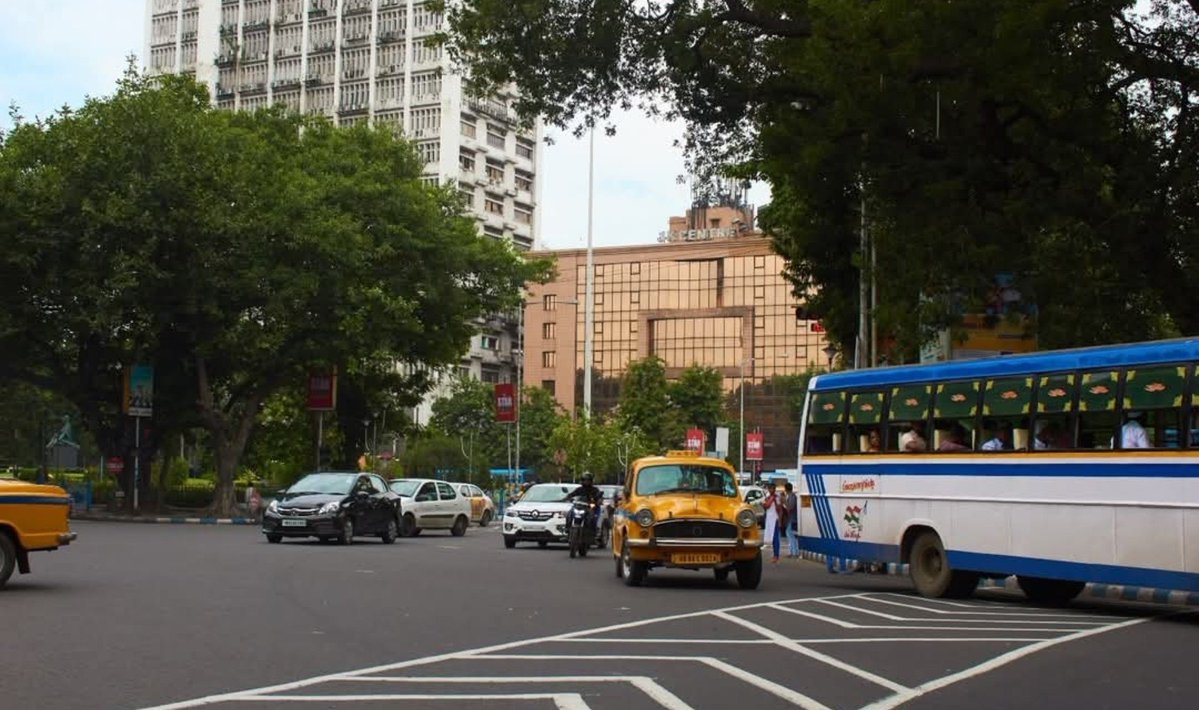 Banglar_Tintin's tweet photo. 🚨 KOLKATA LISTS 76 ROADS FOR THOROUGH REPAIRS AHEAD OF DURGA PUJA! 🚧

The Kolkata Municipal Corporation has identified 76 roads in particularly poor condition for repair ahead of Durga Puja.

🔹 31 roads have already been repaired
🔹 The remaining 45 roads are targeted for completion before Puja
🔹 Kolkata Police had earlier flagged 200+ roads requiring urgent or immediate repairs
🔹 KMC, KMDA and PWD are coordinating the repair programme
🔹 The overall deadline is October 10 — Mahalaya
🔹 Continuous monsoon rain remains a major challenge, with fresh rainfall damaging newly repaired stretches

Among the stretches recently found in poor condition are parts of EM Bypass, Taratala Road, Diamond Harbour Road and VIP Road, while repairs have already begun at several locations.

The civic body is racing to complete the remaining works before the massive Durga Puja footfall hits Kolkata.

76 roads identified. 31 repaired. 45 more targeted before Mahalaya. 🚧