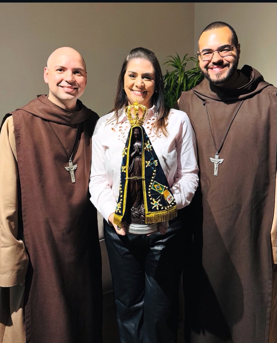 Reporter_Samuel's tweet photo. URGENTE: Flávio confirma Simone Marquetto, católica ligada a Frei Gilson, como Ministra em seu governo 🇧🇷

Flávio Bolsonaro fazendo pelos católicos e não só se utilizando da fé para ganhar votos 👏🏻 https://t.co/fEJIJ5dxSC