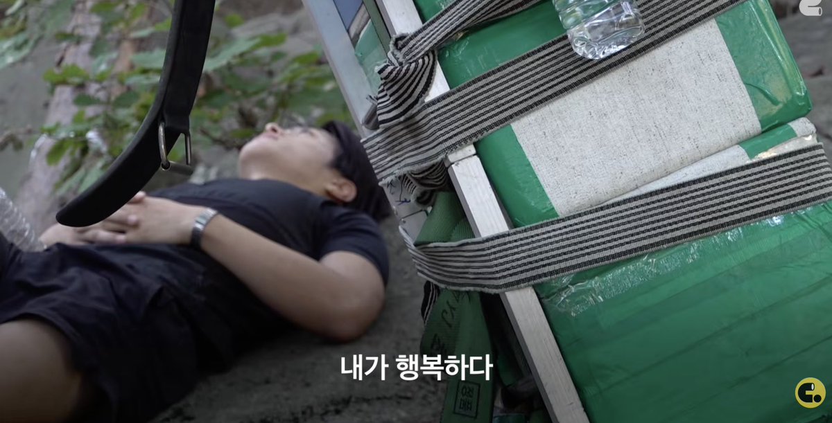 Excusemouse2's tweet photo. 22살 관악산 지게꾼
…
하루 벌어 하루 먹고 사는 걸 좋아하고
원양어선에서 항해사를 꿈꾸다 좌절하고는
내가 행복해하는 것은 무엇인가를 가르칠 수 있는
대안학교를 만드는게 꿈이라는 청년

어흐… 마음이 좋아 https://t.co/Jzk941dqee