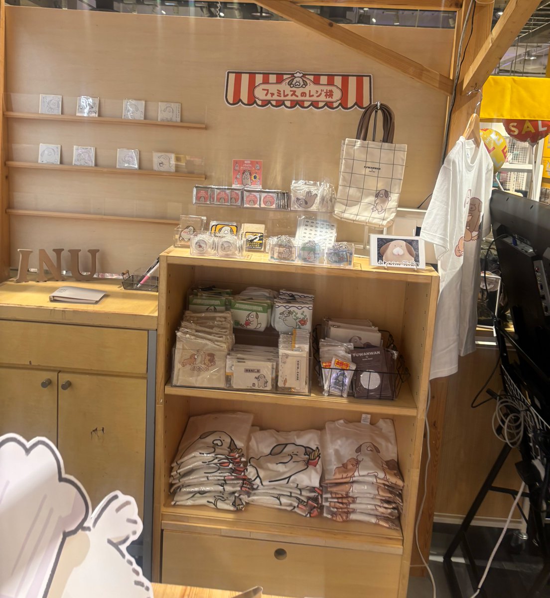 FEWMANY_SHIBUYA's tweet photo. 本日より開催🔪

 ふわんわん(@_fuwanwan)の個展「でかもこキッチン」が、渋谷ロフト6階 FEWMANY SIBUYA LOFT GALLERYで開催中！

カイヌシのためにふわんわんシェフが腕を振るいます🥞
かわいいグッズ盛りだくさんでお届けします！ぜひお越しください✨

【開催期間】
9月29日(火)〜10月12日(月･祝) https://t.co/w3vsPVLXdW