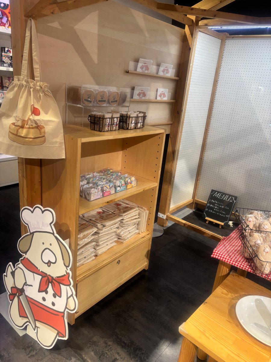 FEWMANY_SHIBUYA's tweet photo. 本日より開催🔪

 ふわんわん(@_fuwanwan)の個展「でかもこキッチン」が、渋谷ロフト6階 FEWMANY SIBUYA LOFT GALLERYで開催中！

カイヌシのためにふわんわんシェフが腕を振るいます🥞
かわいいグッズ盛りだくさんでお届けします！ぜひお越しください✨

【開催期間】
9月29日(火)〜10月12日(月･祝) https://t.co/w3vsPVLXdW