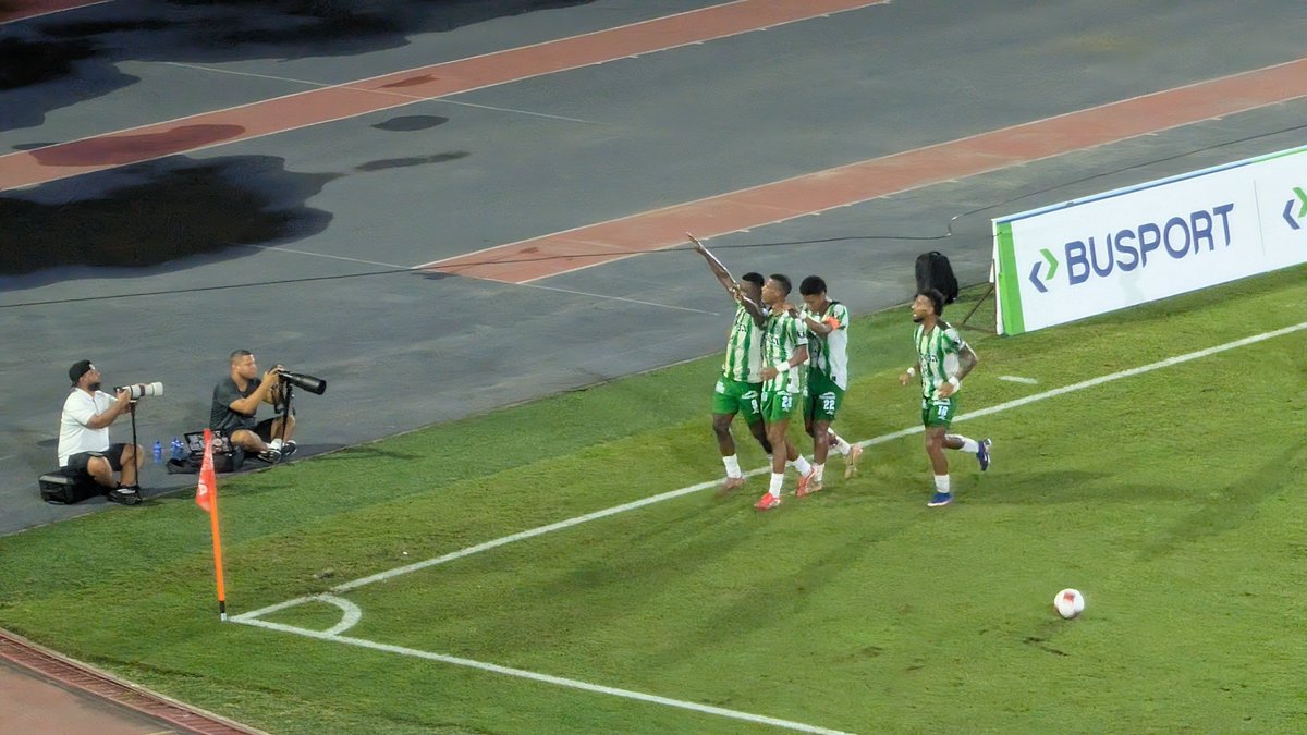 BitacoraPma's tweet photo. 66' #LPF #ALIvsCAI ¡GOOOOOL del @alianzafc!

Bayron Walters aparece en el segundo palo para rematar un balón suelto en el área después de un cobró de córner y adelanta a los Pericos en el marcador.

ALI 1-0 CAI https://t.co/FdfkZ0fC4v
