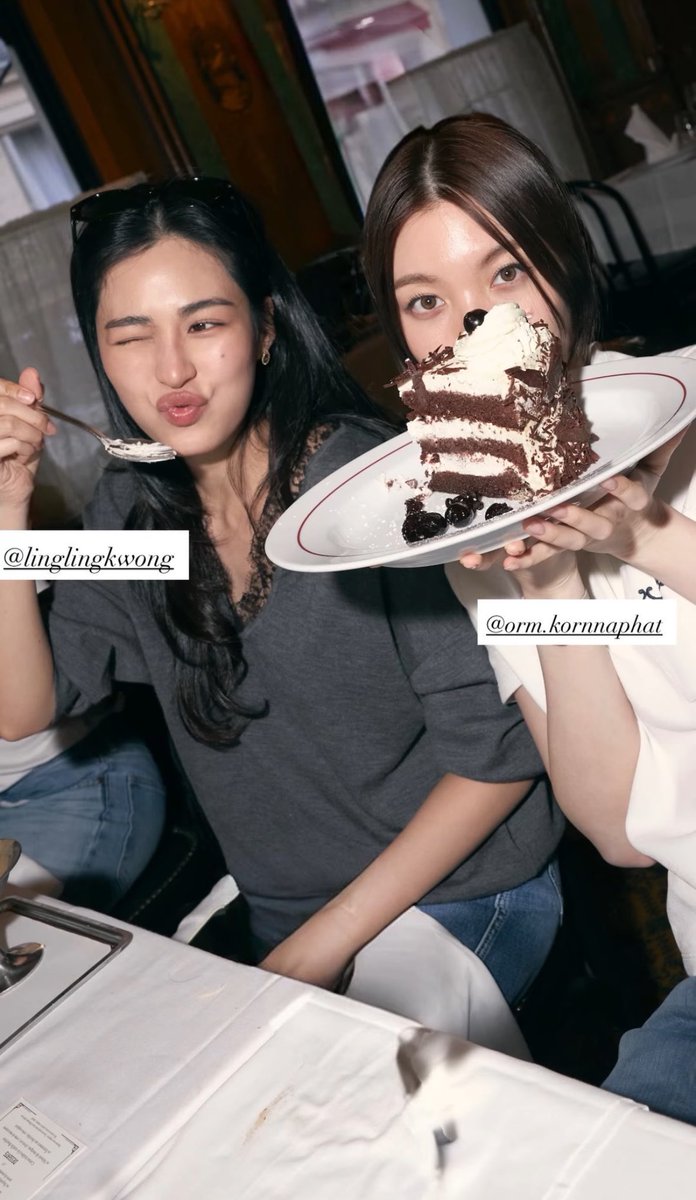 LingOrm_BH's tweet photo. Warm moments and happy days for LingOrm in Paris. 🥰

LINGORM FLY TO DIOR PFW #LingOrmDiorAirportLook 
#LinglingKwong #OrmKornnaphat 
#LingOrm #Dior #DiorSummer27 #PFW https://t.co/JR13tXOrEx