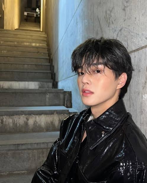 vixxxxky's tweet photo. 비오정요
아이돌 au 고딩 때 사귀었다가 헤어졌는데 같이 그룹으로 데뷔한 둘
2년 만났으니까 그냥 가벼운 기억으로 남은 사인 아니겠지 연생들끼린 소속사 달라도 다 알고 있으니까 아 쟤 거기서 데뷔하겠구나 생각했는데 둘다 생각지 못하게 소속사 바꾸게 됐고 번갯불에 콩 볶아먹듯 데뷔했을 듯 https://t.co/oBkPKWYdr4