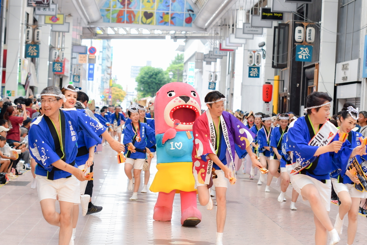 suumo_town's tweet photo. そんなこともあって、自分のことを愛せなかった頃、私はこの街のことも上手に愛することができなった――。

桂浜水族館マスコットキャラクターおとどちゃんが綴る、よさこい祭りの熱狂に染まる高知の夏
https://t.co/kZxkLiw9UK https://t.co/r2uQ3nDzML