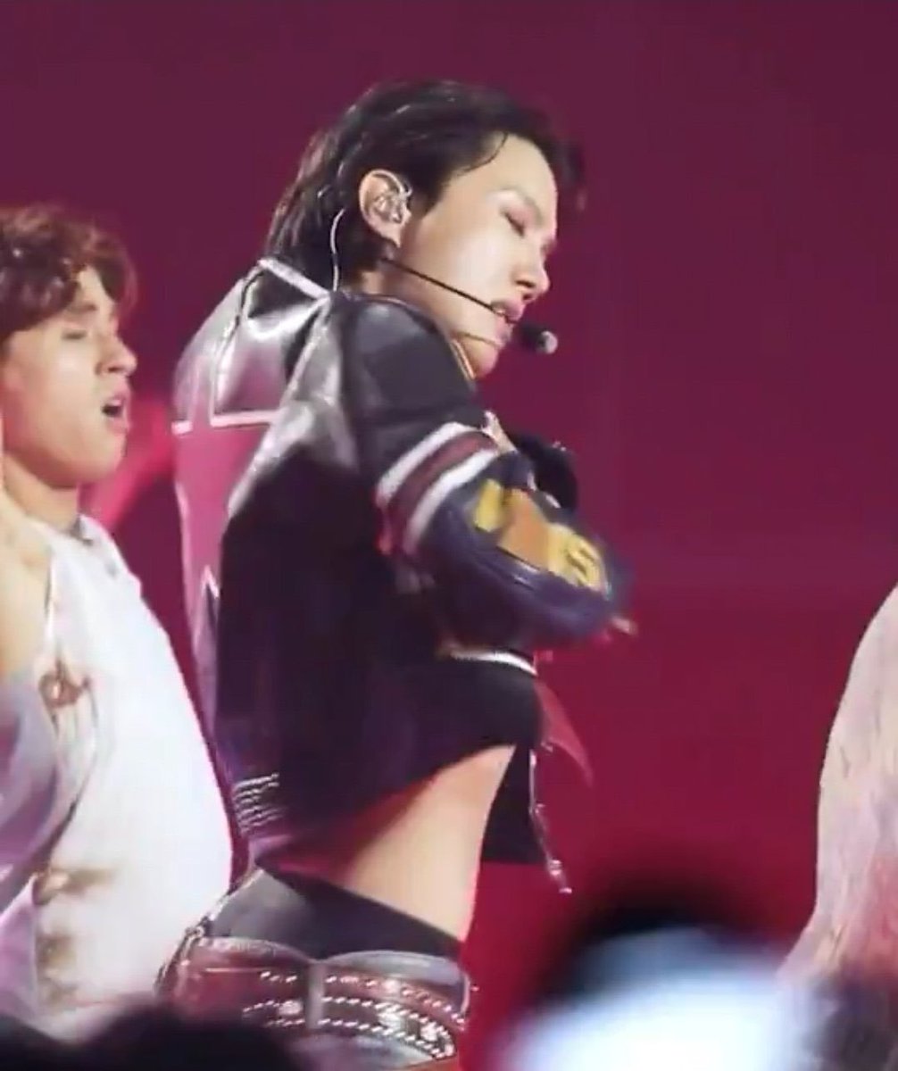 nnjitbhssk's tweet photo. Mientras tanto Hoseok https://t.co/lDQHAD2dHI