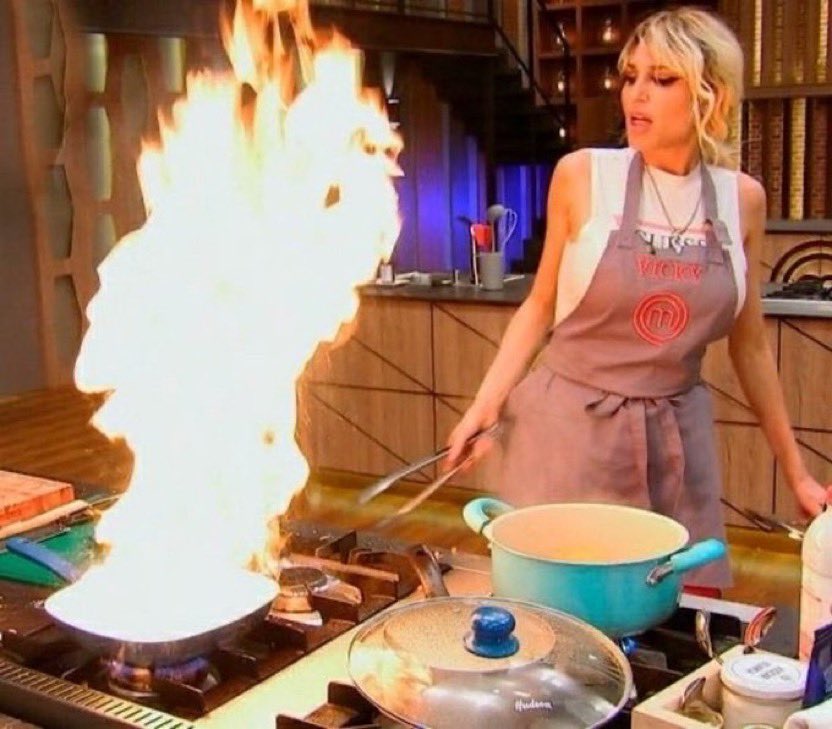 SAPPHICLEN4's tweet photo. siempre es buen momento recordar a esta chad #MasterChefCelebrity https://t.co/h8nFqvsokA