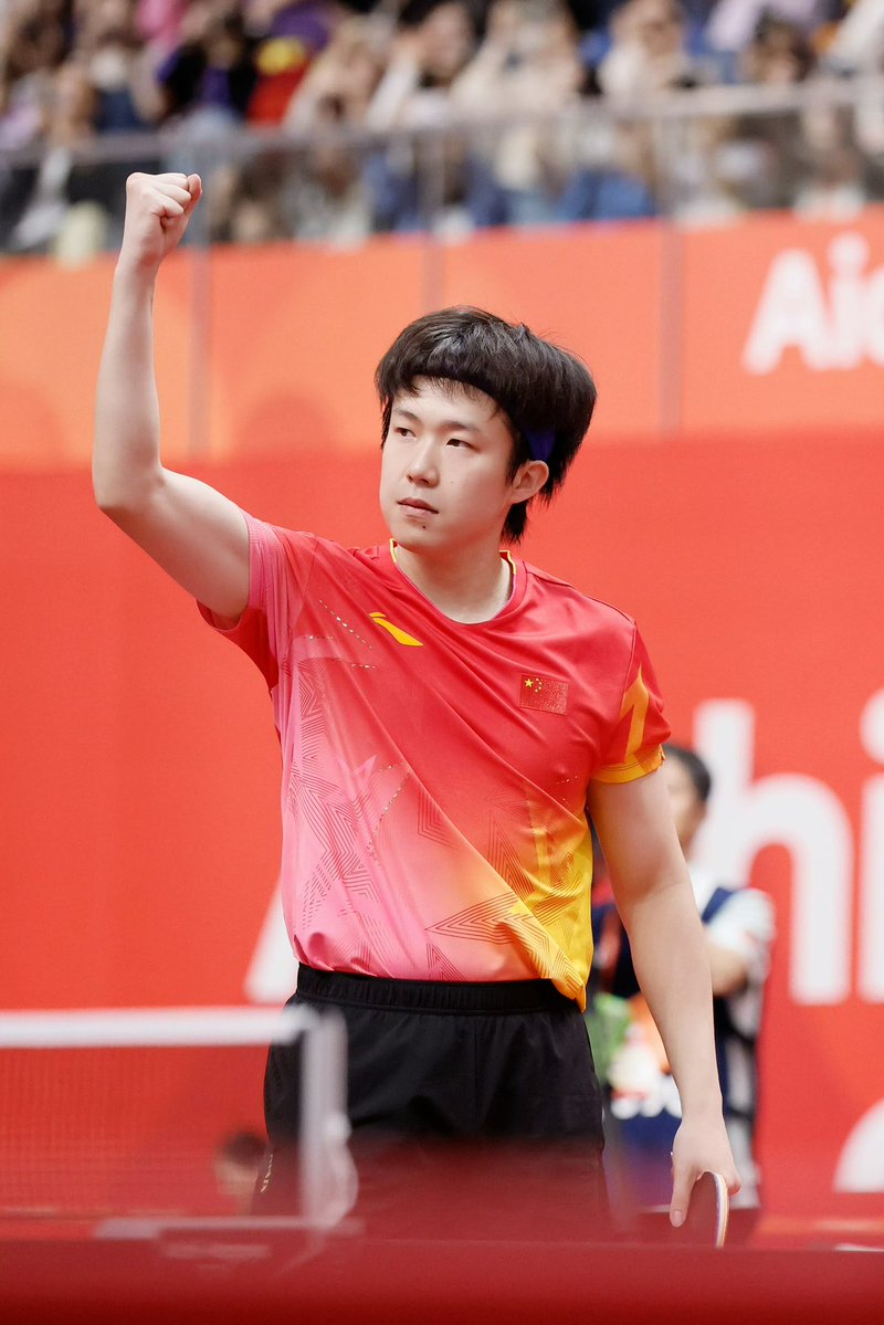 __imk__'s tweet photo. 🦁🇨🇳 จบภารกิจเอเชียนเกมส์ที่แสนยาวนานของพี่ฉู่ชินแล้ว ยินดีกับเหรียญเงินทั้ง 3 เหรียญจากประเภทเดี่ยว คู่ผสม และทีมของน้องด้วยนะคับ🥈🥈🥈

ฉู่ชินบอกว่าครั้งนี้คือเอเชียนเกมส์ครั้งสุดท้ายของน้องแล้ว และน้องก็ได้ทุ่มเททั้งแรงกาย แรงใจทำเต็มที่เพื่อเป้าหมายสำคัญที่ตั้งใจทำเพื่อทีมชาติได้สำเร็จในประเภทเดี่ยวและคู่ผสม คือการรักษาสายฝั่งของตัวเองจนเข้าไปถึงรอบชิงชนะเลิศให้ได้ ขอแค่จีนได้แชมป์🇨🇳🏅 ถึงแม้ประเภททีมจะไม่เป็นไปตามที่ตั้งเป้าไว้ แค่น้องก็ทำได้สุดตัวแล้ว ด้วยสภาพร่างกายที่บาดเจ็บนี้ อย่าได้โทษตัวเองเลยนะ❤️

การที่ต้องเป็นที่เสาหลักมั่นคงให้กับทีมชายด้วยตัวคนเดียว ต้องแบกรับหน้าที่ด้วยความกดดัน มันบั่นทอนทั้งกำลังกายและกำลังใจหนูไปมากจริงๆ และแฟนคลับทุกคนรับรู้ได้ว่าฉู่ชินกัดฟันสู้สุดตัวมากๆ กับการพยายามที่จะให้ทีมจีนเข้าไปถึงรอบชิงชนะเลิศให้ได้ ไม่ว่าผลลัพธ์จะเป็นยังไงทุกคนไม่เสียใจเลย ขอให้น้องไม่บาดเจ็บไปมากกว่านี้ ทุกคนเป็นห่วงฉู่ชินมากๆนะคับ 🫶🏻

อยากให้ฉู่ชินจดจำช่วงเวลาแห่งความสุขที่อยู่บนสนาม ขอให้ฉู่ชินได้กลับไปรักษาใจตัวเอง พักฟื้นร่างกายให้กลับมาแข็งแรง กินให้อิ่ม หลับพักผ่อนให้เต็มที่ มีความสุขในทุกๆวัน💪🏻💪🏻💪🏻

ขอบคุณที่ทำงานหนัก รักและเป็นกำลังใจฉู่ชินเสมอนะลูก😘❤️

#WangChuqin #หวังฉู่ชิน #王楚钦