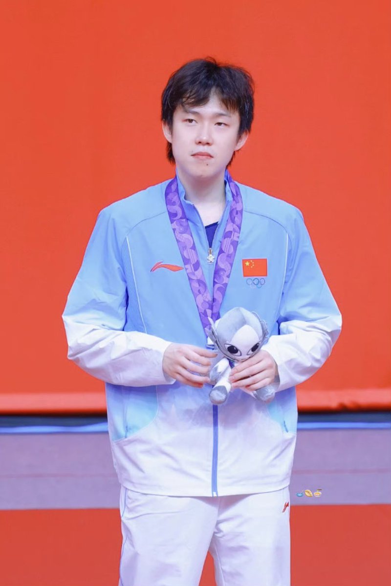 __imk__'s tweet photo. 🦁🇨🇳 จบภารกิจเอเชียนเกมส์ที่แสนยาวนานของพี่ฉู่ชินแล้ว ยินดีกับเหรียญเงินทั้ง 3 เหรียญจากประเภทเดี่ยว คู่ผสม และทีมของน้องด้วยนะคับ🥈🥈🥈

ฉู่ชินบอกว่าครั้งนี้คือเอเชียนเกมส์ครั้งสุดท้ายของน้องแล้ว และน้องก็ได้ทุ่มเททั้งแรงกาย แรงใจทำเต็มที่เพื่อเป้าหมายสำคัญที่ตั้งใจทำเพื่อทีมชาติได้สำเร็จในประเภทเดี่ยวและคู่ผสม คือการรักษาสายฝั่งของตัวเองจนเข้าไปถึงรอบชิงชนะเลิศให้ได้ ขอแค่จีนได้แชมป์🇨🇳🏅 ถึงแม้ประเภททีมจะไม่เป็นไปตามที่ตั้งเป้าไว้ แค่น้องก็ทำได้สุดตัวแล้ว ด้วยสภาพร่างกายที่บาดเจ็บนี้ อย่าได้โทษตัวเองเลยนะ❤️

การที่ต้องเป็นที่เสาหลักมั่นคงให้กับทีมชายด้วยตัวคนเดียว ต้องแบกรับหน้าที่ด้วยความกดดัน มันบั่นทอนทั้งกำลังกายและกำลังใจหนูไปมากจริงๆ และแฟนคลับทุกคนรับรู้ได้ว่าฉู่ชินกัดฟันสู้สุดตัวมากๆ กับการพยายามที่จะให้ทีมจีนเข้าไปถึงรอบชิงชนะเลิศให้ได้ ไม่ว่าผลลัพธ์จะเป็นยังไงทุกคนไม่เสียใจเลย ขอให้น้องไม่บาดเจ็บไปมากกว่านี้ ทุกคนเป็นห่วงฉู่ชินมากๆนะคับ 🫶🏻

อยากให้ฉู่ชินจดจำช่วงเวลาแห่งความสุขที่อยู่บนสนาม ขอให้ฉู่ชินได้กลับไปรักษาใจตัวเอง พักฟื้นร่างกายให้กลับมาแข็งแรง กินให้อิ่ม หลับพักผ่อนให้เต็มที่ มีความสุขในทุกๆวัน💪🏻💪🏻💪🏻

ขอบคุณที่ทำงานหนัก รักและเป็นกำลังใจฉู่ชินเสมอนะลูก😘❤️

#WangChuqin #หวังฉู่ชิน #王楚钦