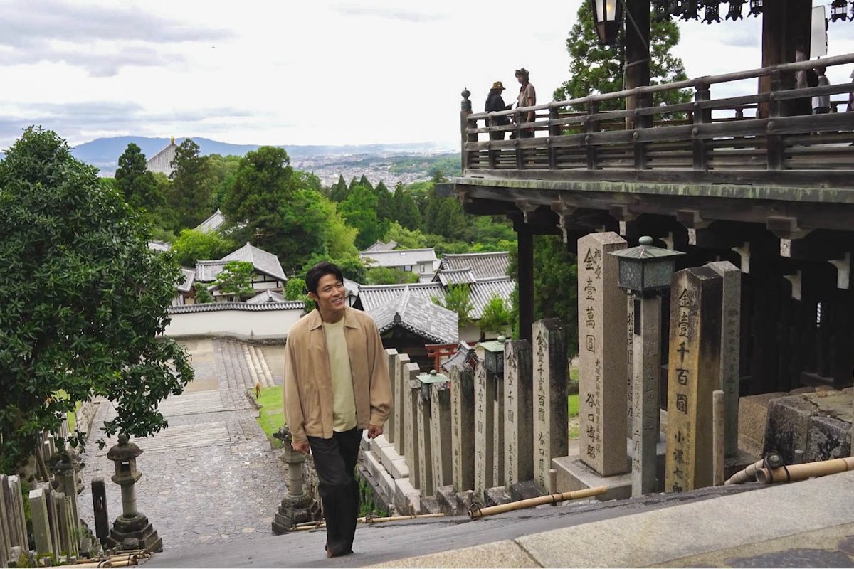 nara_cjr's tweet photo. ／
いざいざ奈良、はじまりの地
「東大寺 二月堂」へ
＼

関西に春を告げる伝統行事「修二会（お水取り）」の舞台である二月堂へと続く石段を上がると、鈴木亮平さんの口元に自然と笑みがこぼれました。

「戻ってきましたね」。

二月堂は4年前、いざいざ奈良キャンペーン第1弾「東大寺・ならまち編」のCMやメインビジュアルを撮影した思い出の場所です。

「相変わらず美しい。相変わらずいいところだ」。

二月堂の舞台に立ち、目の前に広がる奈良の景色に目を細める鈴木さん。

ここ最近、お仕事が立て込んだときなどは、「奈良に行き、奈良のあの空気を味わいたいな」と思っていたそう。

「あー、この感じ。前に来たときと見える景色も同じです」

時代とともに変わっていくものがある一方で、変わらないものが数多くある。

そんな奈良ならではの魅力を感じながら、撮影は和やかに進みました。

鈴木さんのやわらかな横顔に、撮影スタッフたちも癒されました。

#鈴木亮平 さん #東大寺 #世界遺産 #国宝 #いざいざ奈良