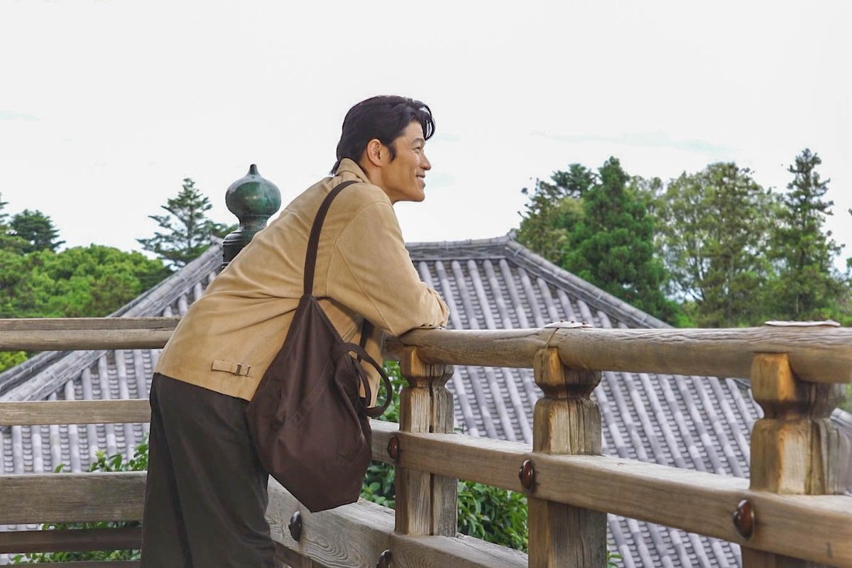 nara_cjr's tweet photo. ／
いざいざ奈良、はじまりの地
「東大寺 二月堂」へ
＼

関西に春を告げる伝統行事「修二会（お水取り）」の舞台である二月堂へと続く石段を上がると、鈴木亮平さんの口元に自然と笑みがこぼれました。

「戻ってきましたね」。

二月堂は4年前、いざいざ奈良キャンペーン第1弾「東大寺・ならまち編」のCMやメインビジュアルを撮影した思い出の場所です。

「相変わらず美しい。相変わらずいいところだ」。

二月堂の舞台に立ち、目の前に広がる奈良の景色に目を細める鈴木さん。

ここ最近、お仕事が立て込んだときなどは、「奈良に行き、奈良のあの空気を味わいたいな」と思っていたそう。

「あー、この感じ。前に来たときと見える景色も同じです」

時代とともに変わっていくものがある一方で、変わらないものが数多くある。

そんな奈良ならではの魅力を感じながら、撮影は和やかに進みました。

鈴木さんのやわらかな横顔に、撮影スタッフたちも癒されました。

#鈴木亮平 さん #東大寺 #世界遺産 #国宝 #いざいざ奈良