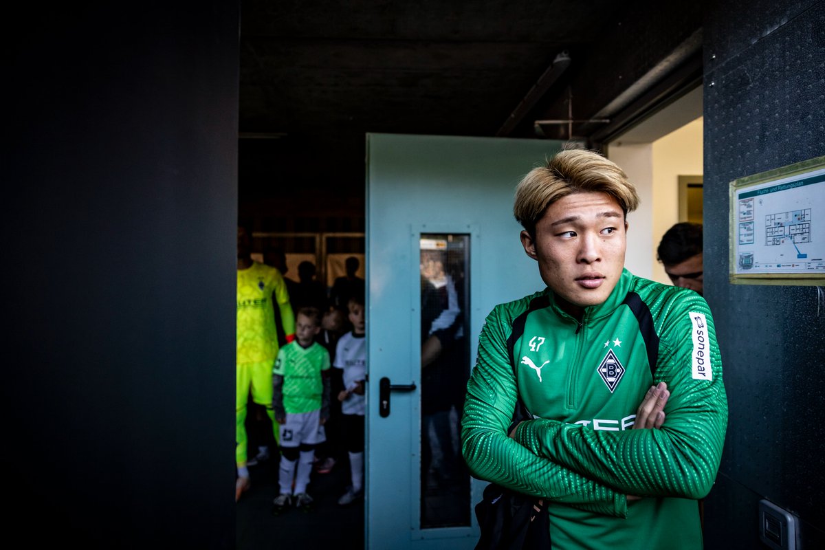 borussia_jp's tweet photo. ｷｮﾛo(･ω･ = ･ω･)oｷｮﾛ
＃ボルシアMG ＃宇野禅斗 https://t.co/T0BNS37jR6