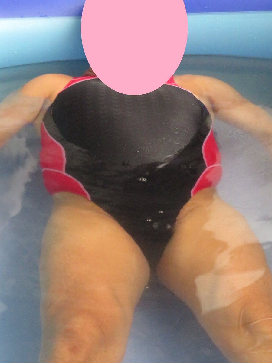 funagautubo's tweet photo. まだ女性用競泳水着を着て在宅勤務の合間にビニールプールに入ってる。
高校の水泳部の部活で高校の屋外プールで練習するのは、スイミングスクールに所属してる子は6月1日から9月14日頃までで、そのあと約2週間のオフがあって、10月1日頃から5月末まではスイミングスクールの室内プールで練習だった。 https://t.co/cNsOas6A89