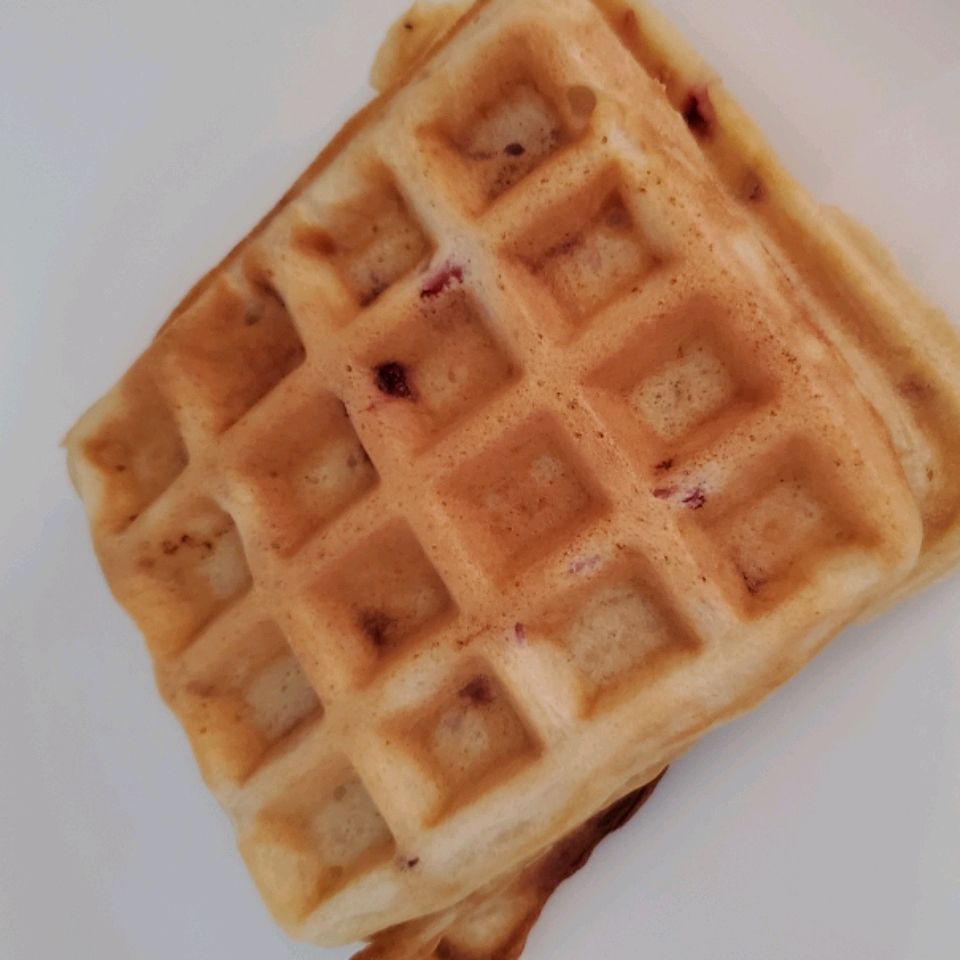 kayla23cb0's tweet photo. Just had the most perfect late-night snack—warm strawberry waffle with a drizzle of honey, crispy edges u0026 sweet juicy bites. 10/10 comfort!， https://t.co/sK5ecZF76y