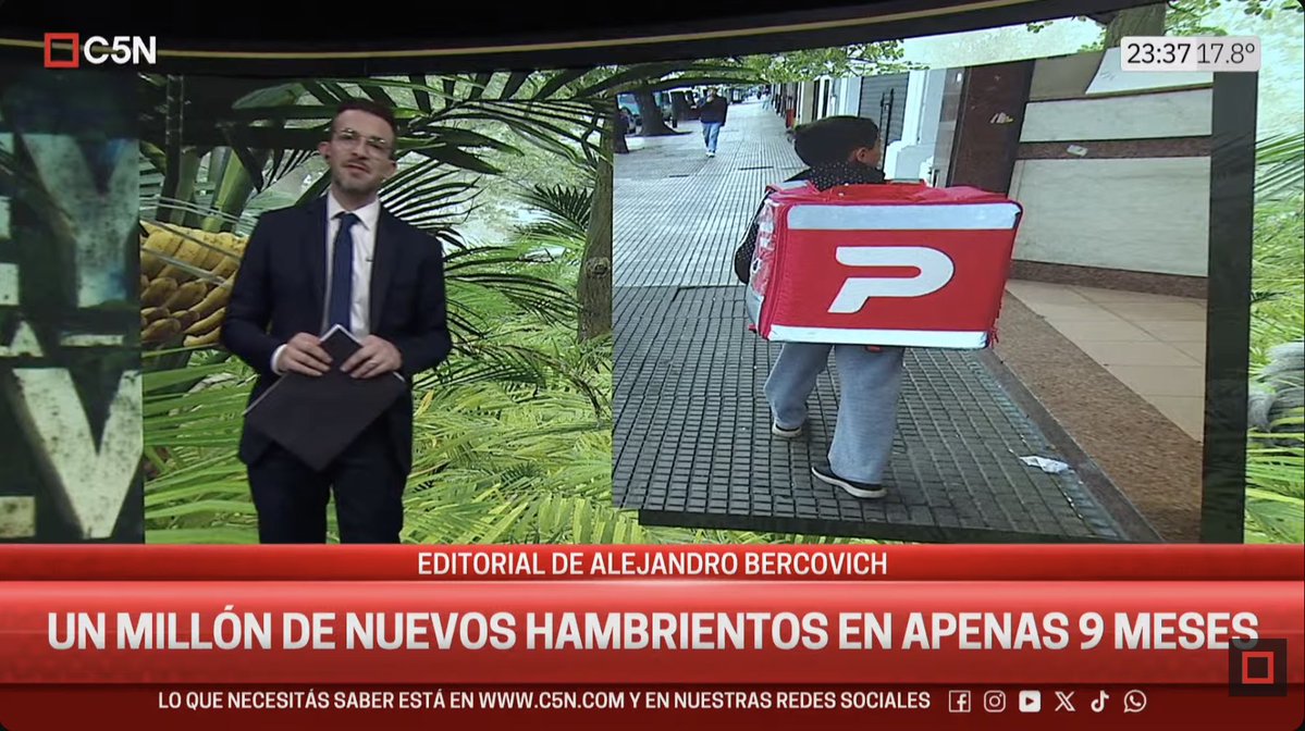 aleberco's tweet photo. Con todas las crisis pasa: subimos un escalón en pobreza y hambre, y ese escalón no baja más. Esta es quizás una imagen de esa Argentina que puede cristalizarse en caso de que Milei vaya en serio con la reelección y lo consiga. https://t.co/Prd0EGHCHr