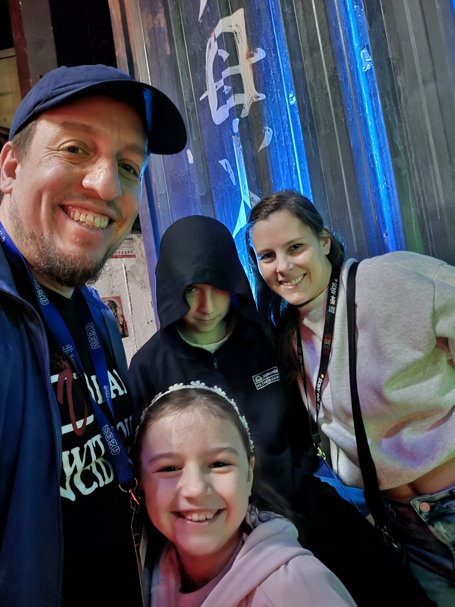 LeCoVi's tweet photo. @nerdearla también en flia. Con deploy1 pasando por faceta Mr.Robot 🤣.
Se disfrutó del sábado y se aprovecharon varios talleres para los peques 😍 https://t.co/ZDRJ1OC1H0
