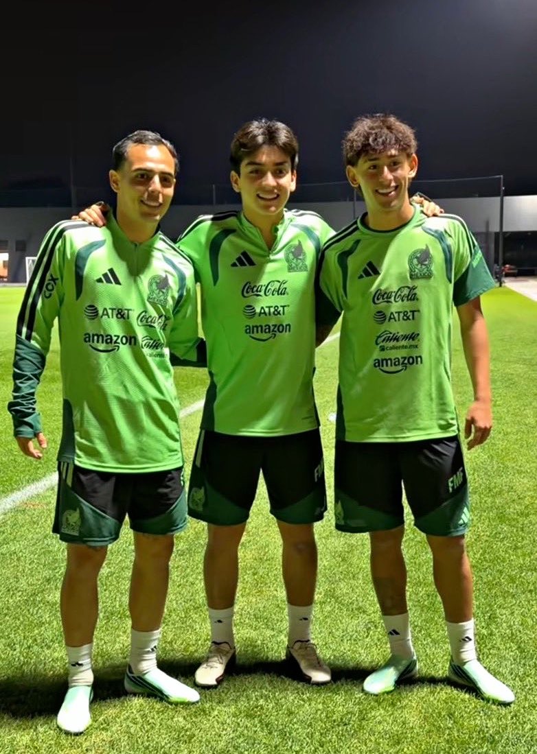 AllFutbolMX's tweet photo. Gilberto Mora, Santiago Sandoval, and Hugo Camberos all together for the first time ever with the Mexican senior national team.

WONDERKIDS. 🔥

Mexico’s present and future. ❤️🤩👏🏼 https://t.co/RHO95YHty3