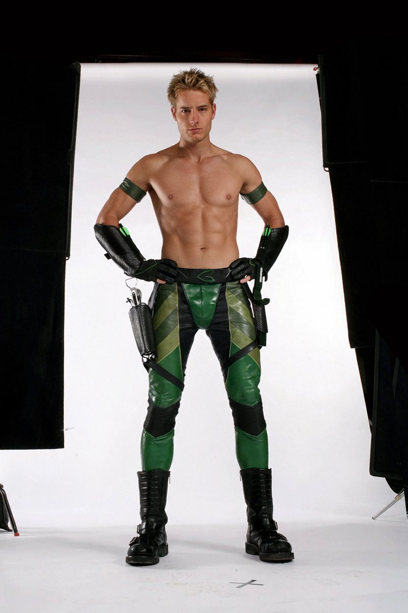 CDpetee's tweet photo. October 19, 2006.  Twenty years ago.  
Justin Hartley made his 1st appearance on 'Smallville' as Oliver Queen/Green Arrow.  
He came roaring in on a motorcycle decked out in a sleeveless green leather vest and pierced my heart.  
What makes me mad is we never saw him like this... https://t.co/hR21zaiw6k