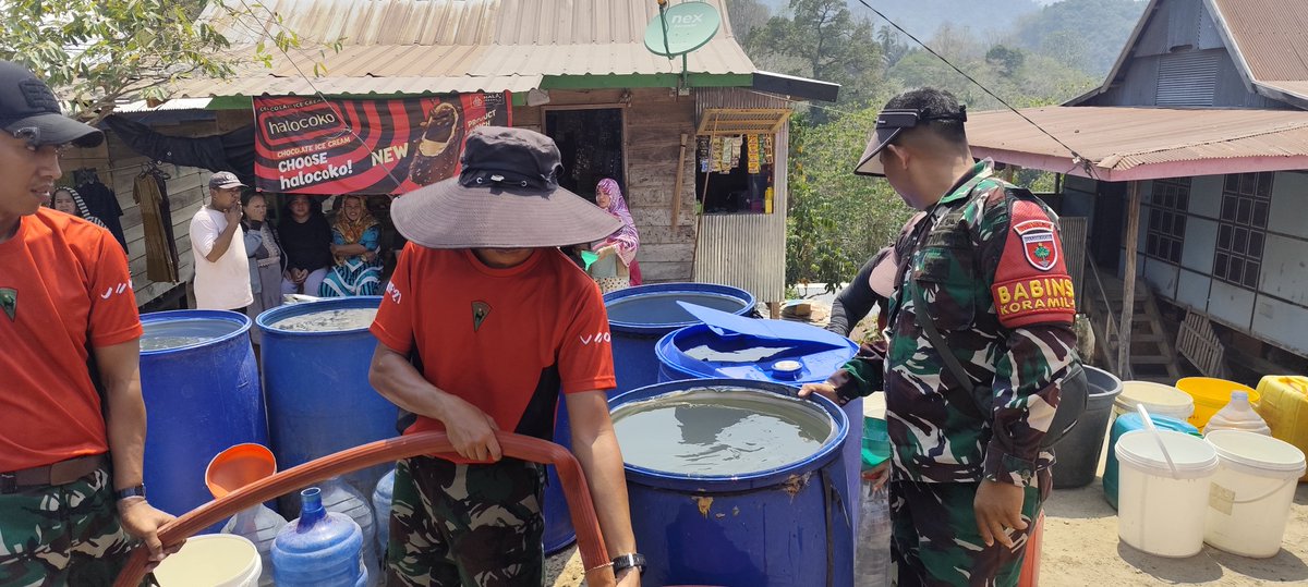 KODIM__1404_PRG's tweet photo. Di tengah musim kemarau yang berlangsung cukup panjang, Kodim 1404/Pinrang melalui Koramil 1404-07/Lembang menunjukkan kepeduliannya terhadap kebutuhan masyarakat dengan menyalurkan bantuan air bersih kepada warga Desa Pangaparang, Kec. Lembang, Kab. Pinrang, Selasa (29/9/2026). https://t.co/x2mucU6T2C