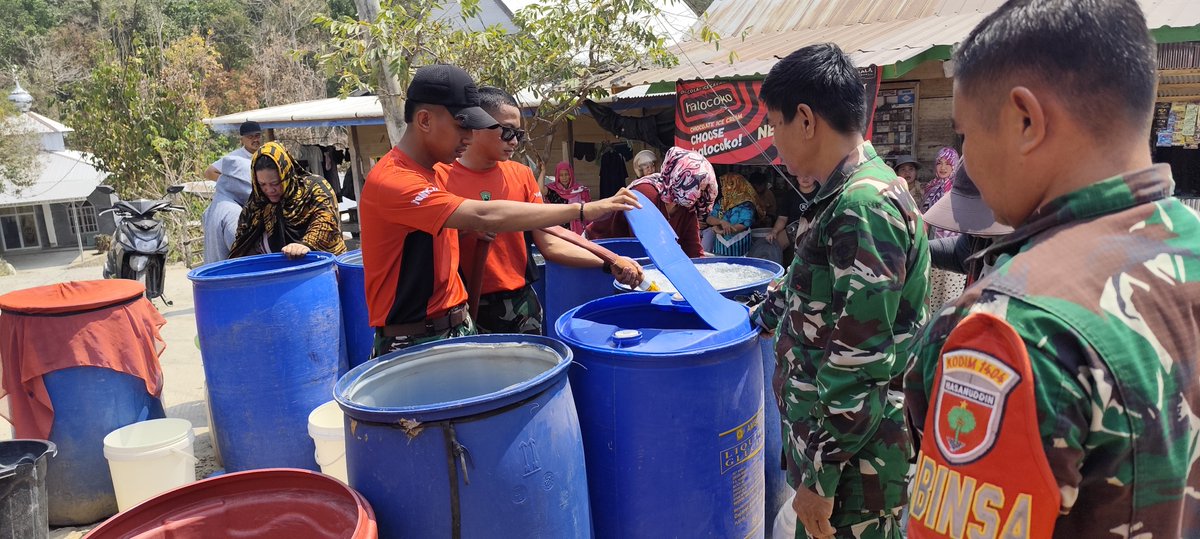 KODIM__1404_PRG's tweet photo. Di tengah musim kemarau yang berlangsung cukup panjang, Kodim 1404/Pinrang melalui Koramil 1404-07/Lembang menunjukkan kepeduliannya terhadap kebutuhan masyarakat dengan menyalurkan bantuan air bersih kepada warga Desa Pangaparang, Kec. Lembang, Kab. Pinrang, Selasa (29/9/2026). https://t.co/x2mucU6T2C