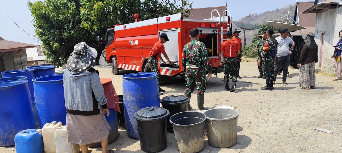 KODIM__1404_PRG's tweet photo. Di tengah musim kemarau yang berlangsung cukup panjang, Kodim 1404/Pinrang melalui Koramil 1404-07/Lembang menunjukkan kepeduliannya terhadap kebutuhan masyarakat dengan menyalurkan bantuan air bersih kepada warga Desa Pangaparang, Kec. Lembang, Kab. Pinrang, Selasa (29/9/2026). https://t.co/x2mucU6T2C