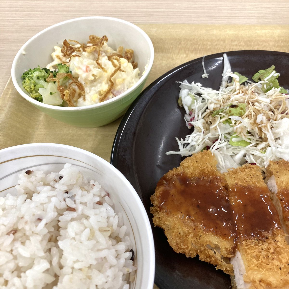 hoppy5126's tweet photo. 社食の記録
⭐︎��わらかとんかつ
⭐︎玉子マカロニポテトサラダ
ごちそうさまでした(^ ^) https://t.co/0iYmvwOaGV