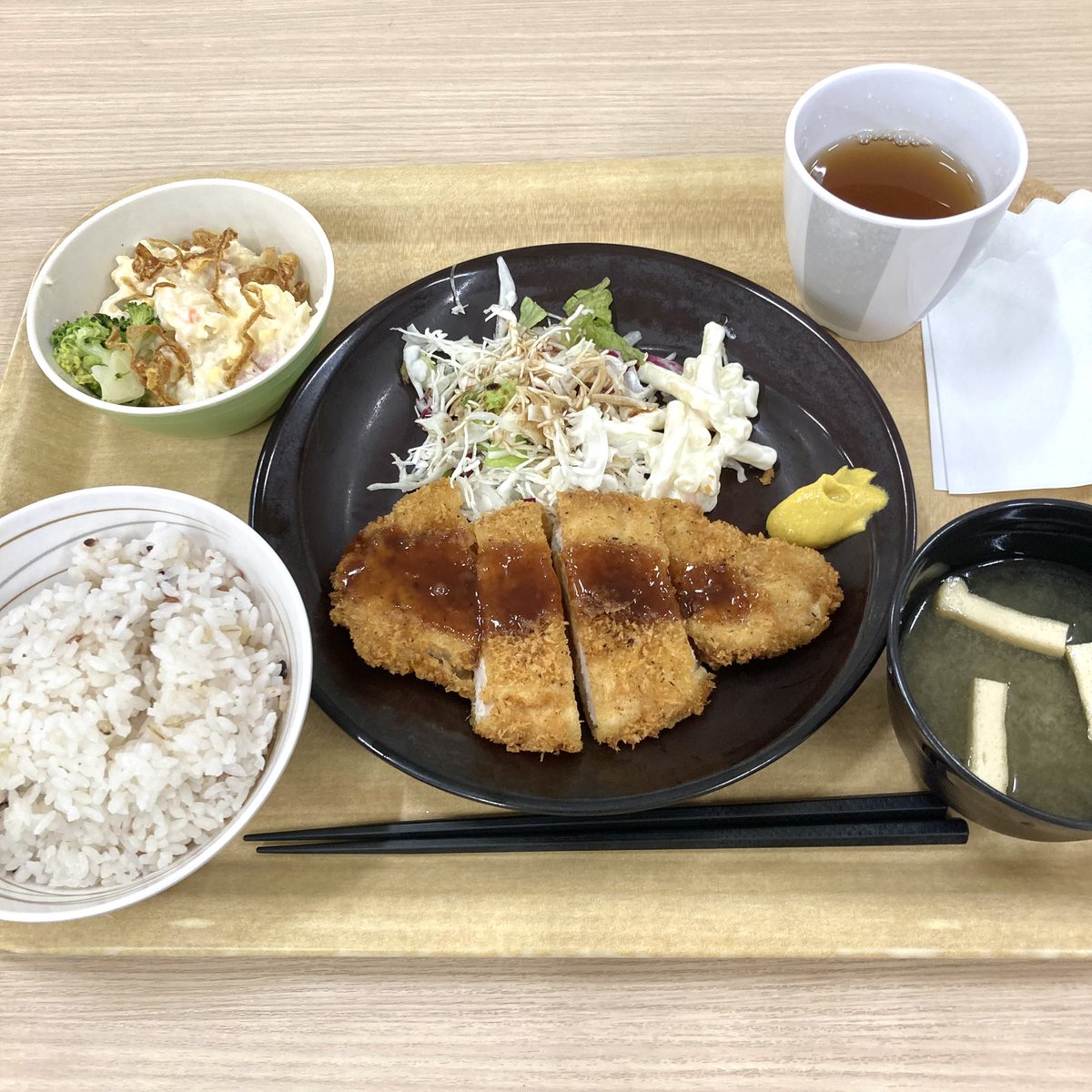 hoppy5126's tweet photo. 社食の記録
⭐︎��わらかとんかつ
⭐︎玉子マカロニポテトサラダ
ごちそうさまでした(^ ^) https://t.co/0iYmvwOaGV