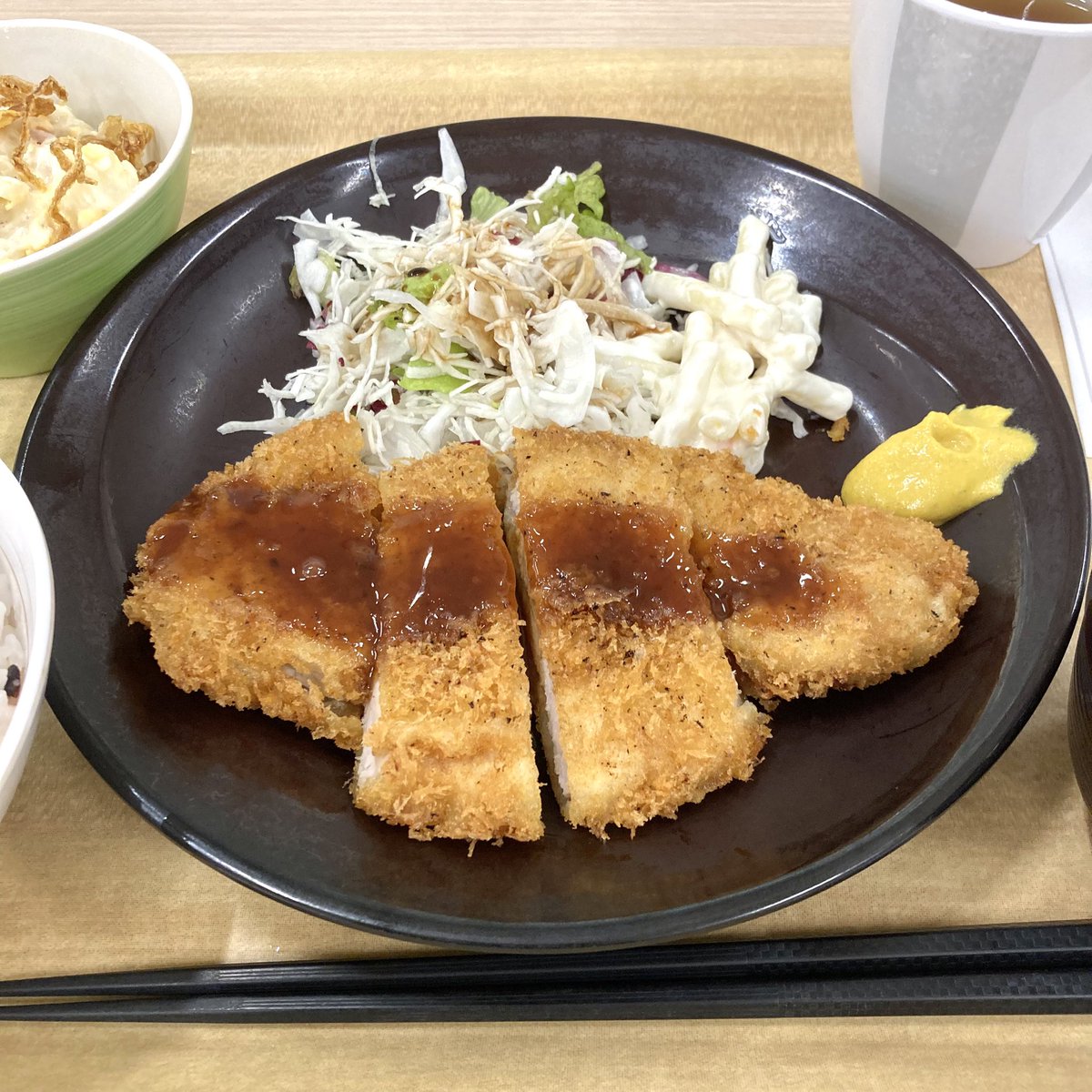 hoppy5126's tweet photo. 社食の記録
⭐︎��わらかとんかつ
⭐︎玉子マカロニポテトサラダ
ごちそうさまでした(^ ^) https://t.co/0iYmvwOaGV
