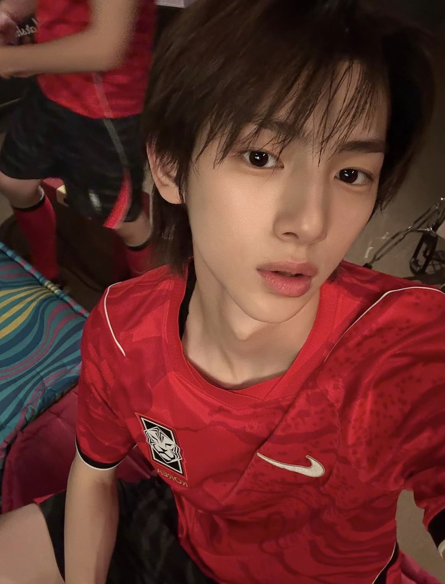 jjuology's tweet photo. And then red walks in. https://t.co/b9Sl8tDs1J