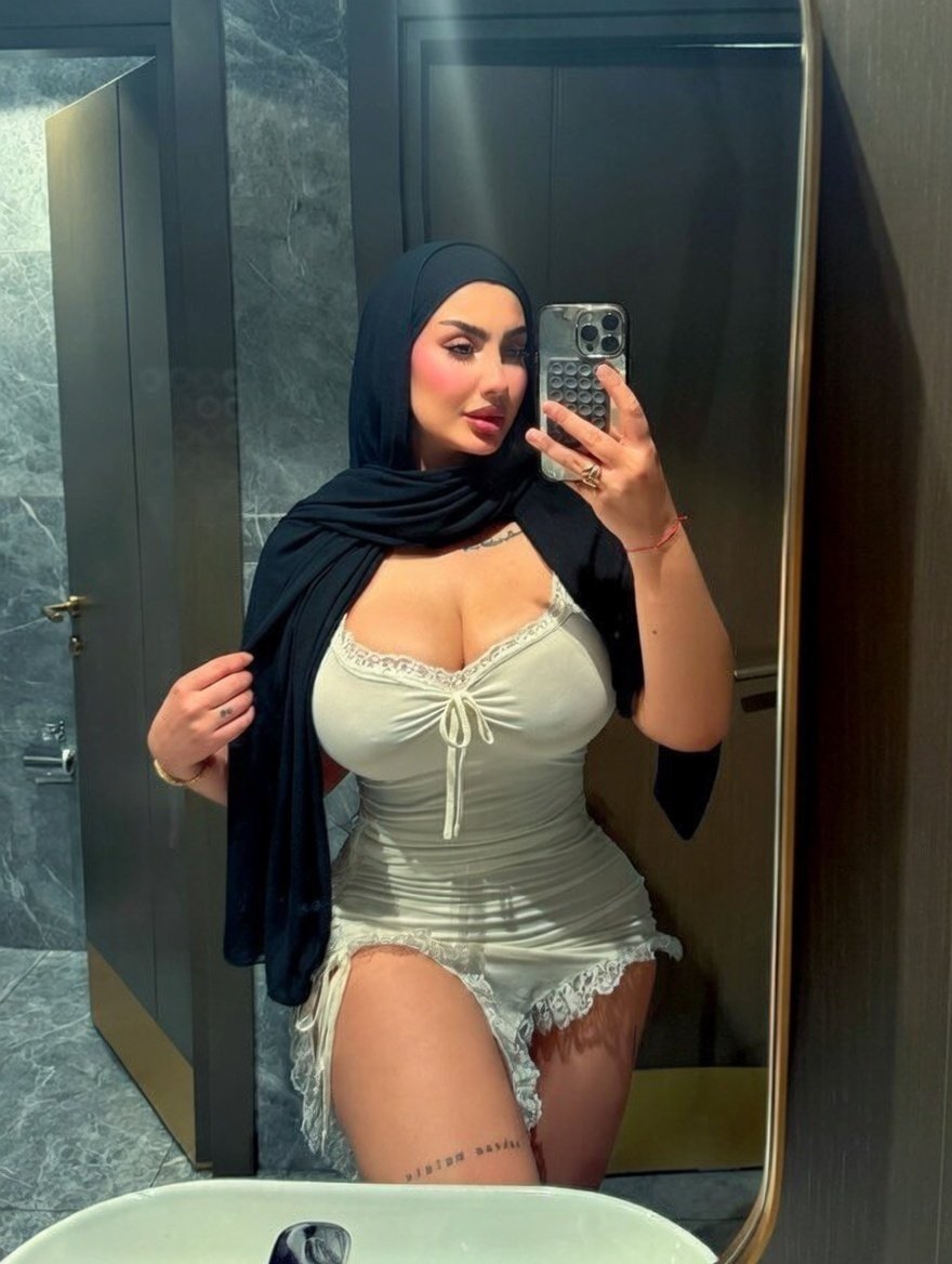 Bibi_Fareedaa's tweet photo. When hijabi finds her charamsukh my expression explain the inner happiness🥵💦

Before Party:              At Party: https://t.co/rmGbHinb5C