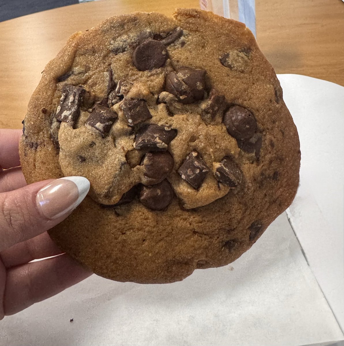 Bee2naughty's tweet photo. Came back from my break to a cookie on my desk from my boss 👉🏼👈🏼 https://t.co/WfhlYwri8K
