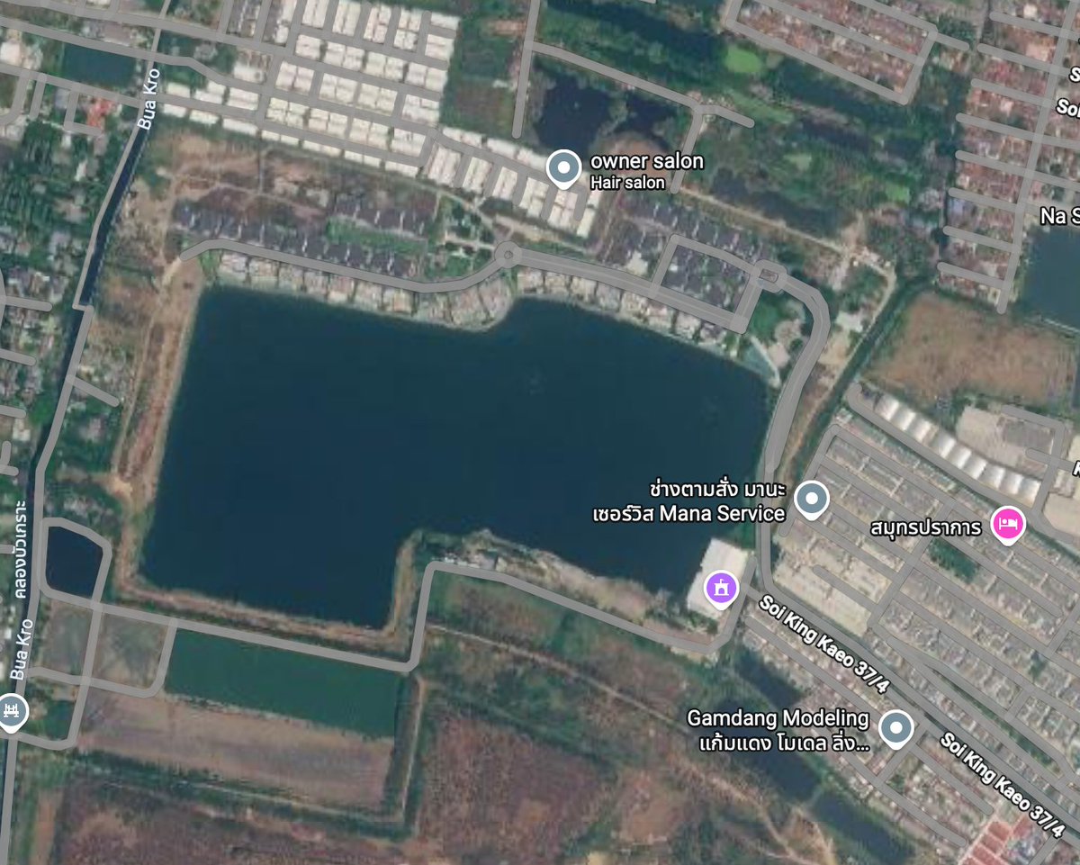 PolarKen's tweet photo. ที่นี่คือหมู่บ้าน Lake Legend กิ่งแก้ว 37/4 จะเห็นว่าบ้านจะเรียงกันสวยเลยสังเกตง่ายๆ มีสระติดทะเลสาบทุกบ้าน ตอนภาวะปกติมันก็หรูหราอยู่หรอก

แต่ปัญหาคือ....Lake นี้มันไม่ใช่ Lake ธรรมชาติ มันเป็นบ่อดินที่ขุดไปขายแล้วสมัยก่อน พอฝนตกสะสมเรื่อยๆ ก็กลายเป็นบ่อยักษ์ ถามว่ามันมีผลเหรอ

มีครับ เพราะว่าถ้าเป็น Lake ตามธรรมชาติที่เกิดมาหลายร้อยปี มันจะมีทางระบายน้ำโดยธรรมชาติ ไม่ว่าจะเป็นแหล่งน้ำใต้ดิน หรือ Spill over ไหลไปลงแนวน้ำรอบๆ ไปตามระบบธรร มชาติ

บ่อดิน เป็นสิ่งที่ขุดเป็นแอ่งแล้วยกที่รอบๆ เป็นคันสูงๆ เพราะว่าถ้าน้ำท่วมเข้าบ่อ มันจะขุดดินไม่ได้ ดังนั้น เป็นเลยเป็นแอ่งกระทะที่ลึกมากๆ และไม่มีทางน้ำไป บริษัทอสังหาที่มืออาชีพในการมาทำพวกนี้ ต้องมีการบริหารจัดการเครื่องสูบน้ำออกรอบนอกเป็นอย่างดี เวลาฝนตกหนัก คิดว่าคงพอมีแหละ แต่อาจจะไม่พอ

พอฝนกระหน่ำ บ่อน้ำล้น บ้านอยู่ต่ำกว่าถนนหลวงมาก ก็คือชั้น 1 เขาอยู่ขอบบ่ออะ ชั้น 2 เท่าถนนสุดท้ายก็คือจมน้ำมหาศาล และไม่มีทางที่จะระบายน้ำออกได้เลยมันกลายเป็นอ่างเก็บน้ำย่อมๆอะ

คือหมู่บ้านนี้ตอนนี้กลายเป็นอ่างเก็บน้ำให้ชาวกิ่งแก้วแทนด้วยซ้ำ ส่วนหมู่บ้านเก่าแก่อื่นๆ แถวนั้นที่มีสนามกอล์ฟ หรือทะเลสาบมานาน โอลด์มันนี่ริชต่างๆ (ไม่บอกชื่อละกัน บอกได้แค่ว่าไม่ใช่หมู่บ้านแบรนด์ที่เราคุ้นหูขึ้นตามบิลบอร์ด) พยายามสืบและถามมา ก็พบว่ารอดพ้นไม่มีปัญหาใดๆ