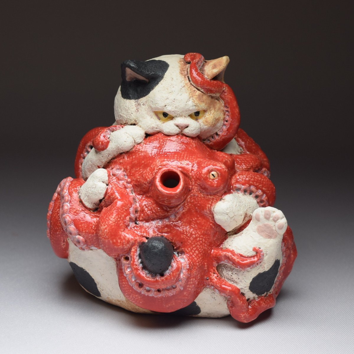 hakua_ki's tweet photo. 白亜器陶展【猫背に無勢】
猫蛸徳利

生きてる蛸は赤くないけど赤い方が可愛いからね。 https://t.co/6mnsldYwDK