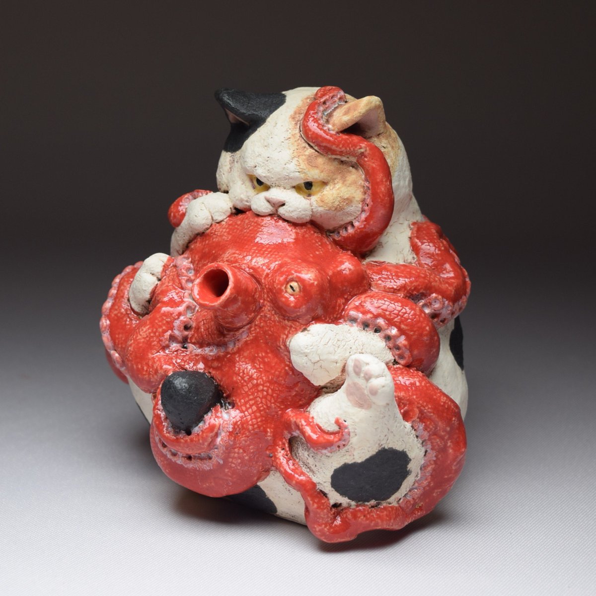 hakua_ki's tweet photo. 白亜器陶展【猫背に無勢】
猫蛸徳利

生きてる蛸は赤くないけど赤い方が可愛いからね。 https://t.co/6mnsldYwDK