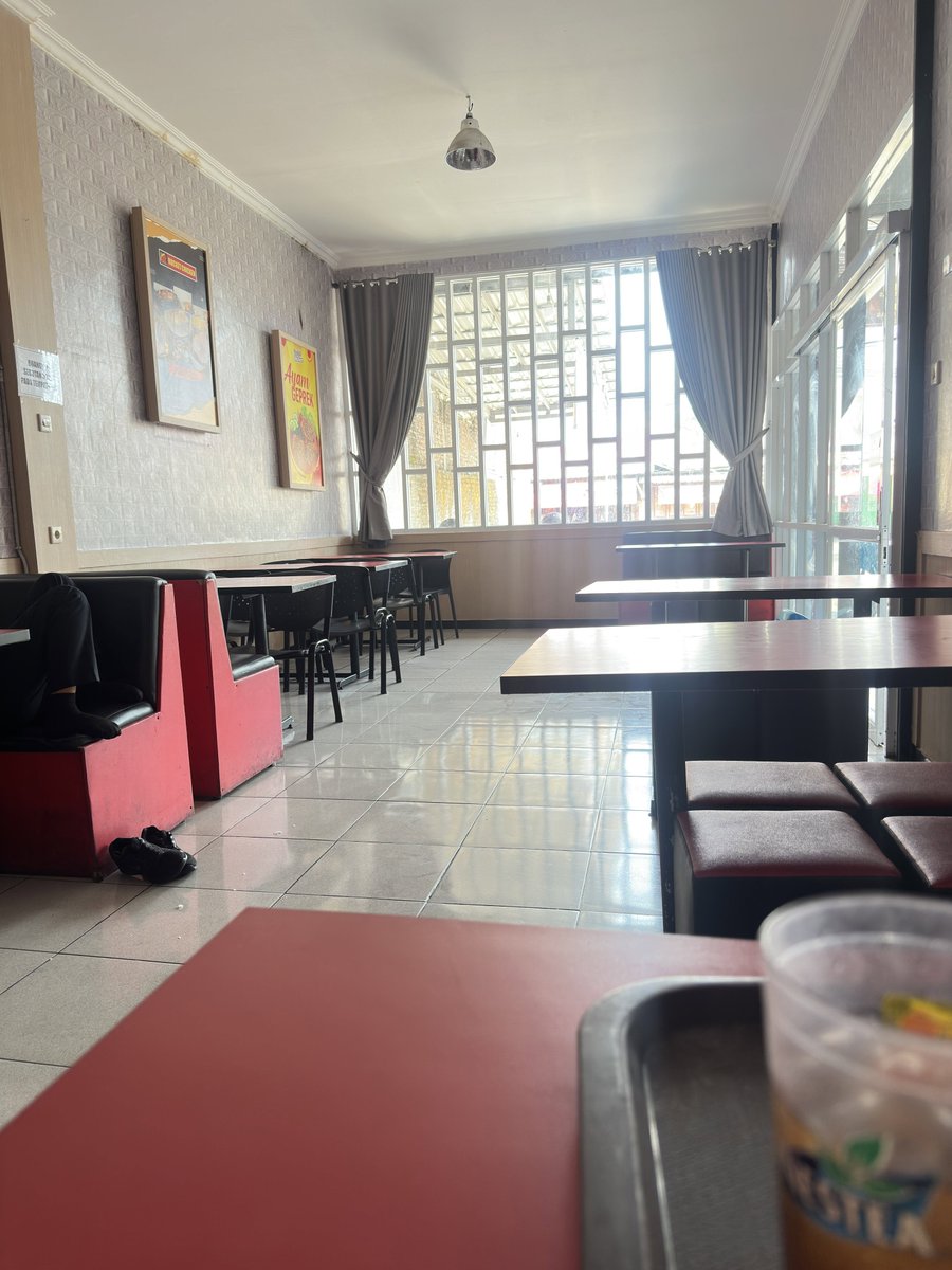 Smash1014314's tweet photo. Minggu pagi gue sarapan sendirian di Rocket Chicken. Yang dine in cuma gue di ruangan AC, sama ada satu bapak di luar.

Ada salah satu pegawainya masuk buat beresin makanan yang sebelumnya ada di meja. Habis itu dia balik lagi dan tiba-tiba langsung tiduran di kursi 😭

Nggak bilang permisi, nggak say sorry, nggak say hello, padahal gue masih makan. Dan dia juga salah satu pegawai yang tadi ngelayanin gue di kasir.

Jujur agak nggak nyaman, akhirnya gue buru-buru habisin makanan terus keluar. Gue tanya satu mbak yang masih di kasir, “Mbak, temennya sakit ya?” Buat memastikan aja. Ternyata dia masuk sambil bawa minyak kayu putih.

Terus kata mbak kasirnya, tempat istirahat mereka memang nggak ada, jadi kursi-kursi itu dipakai buat istirahat.

Gue iyain, tapi tetap gue bilang baik-baik kalau masalahnya bukan soal mereka mau istirahat, tapi masih ada customer yang lagi makan di situ 😭

Gue tahan banget kata-kata mutiara keluar wkwk. Tetap tenang dan nggak debat, cuma nanya baik-baik dengan gaya ibu peri ☺️

Gue juga nggak negur mbak yang tiduran karena awalnya gue kira dia memang lagi sakit.

Long story short, mbak kasirnya yang minta maaf ke gue dan bilang bakal menyampaikan keluhan gue ke temennya.

Karena masih pagi, gue iyain aja terus pergi. Nggak mau mood pagi-pagi malah ancur.

Padahal sebelumnya gue sering banget beli di situ karena memang dekat rumah. Biasanya sih take away. Bahkan pernah beberapa kali dapat bagian ayam yang belum matang, tapi nggak pernah gue komplain. Gue goreng sendiri dan tetap balik lagi beli di sana.

Tapi kalau kasusnya kayak gini, jujur jadi males yhh, Rock 😭

Hikss, gue tuh udah love Rocket Chicken sejak day one, belasan tahun yang lalu 😭

Tapi mungkin karyawannya boleh banget dikasih training lagi soal adab dan etika pelayanan. Atau kalau memang butuh tempat buat istirahat sebentar, mungkin bisa disiapin ruang khusus karyawan atau gimana, terserah deh.

Thanks, peace, love, n gawl!!! 😭