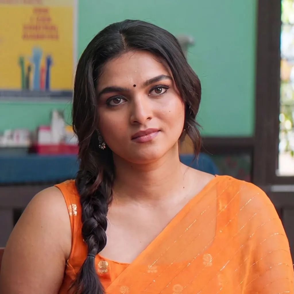 Jollypup02's tweet photo. Doctor: Fertility clinic varapo partner ilama vanthurkeenga? Vera yaar mulyama garbam agitingala? Enga hospital la abortion lam panna matom

Lalitha: Doctor please mothala ena pesa vidunga, Nan velachery la iruka Mrs. Janani purushothaman oda relative. Ava en anna va thaan kalyanam paniruka. Actually enaku marriage agi 4 years ah kolantha ila. husband ku malatu thanmai,hospital varave koocha padurar. neenga Janani ku Panna mathiriye

Doctor: you see Mrs.Lalitha, Janani enta vanthapo she is 29,I am 49. Elam nalla padaiya nadanthuchu. En regular patient 900 per la 40 per child ku Nan thaan Appa but epo antha mari help pandrathu ila I am almost 55 now. Unga reports lam patha ur 35+, overies la egg kammiya iruku u need a strong sperm but intha age la enala avalo thick and strength full sperm thara mudiyathu, I am sorry Mrs Lalitha

Lalitha: Parvala Doctor try panni parunga kidacha en adhirstam ilana en thalavithi. Pls ungala malai pola nambi iruken Doctor, oru vaati en koothiya parunga pls 

Doctor : Stop it Lalitha, don’t be silly. Ungaluku help Panna ore oru vali iruku but I don’t know will u accept or not

Lalitha: pls sollunga Doctor

Doctor: En clinic compounder sagayam irukane avan just 27 thaan, maatu kari sapidravan, avan fit body ku sperm super strength ah irukum. Aana clinic la vatchu seiyamatan avan pettaiku kutitu poi avan kuppathu veetla thaan vatchu seivan. Avan oru veri pudicha mirugam, una mosama thaan nadathuvan, but ore oru shot pothum confirm pregnant thaan. Vazhakam I won’t recommend him but nee kenjura naala solren

Lalitha: ena vida 9 vayasu chinavan kuda panna kasakuma ena? Avana mari avan pettai la ethana mirugam nalum samalipen sir, super strength sperm la avana mari Singa kutty ah delivery paka ready irunga, epo kuppathu address sollunga sir
