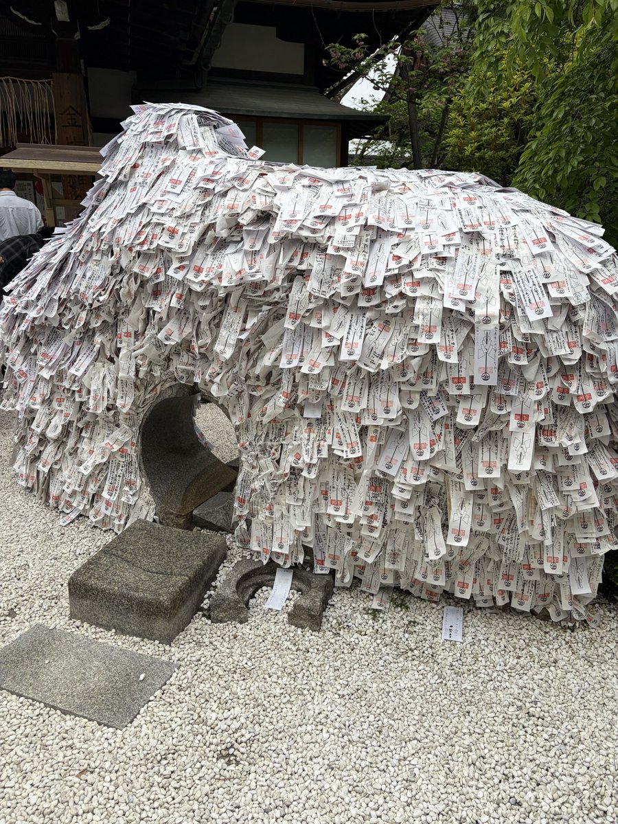 dafunisu_hamada's tweet photo. ☠️本当に縁を切りたい人がいる方へ。

ここは、京都・安井金比羅宮。
悪縁を断ち、良縁を結ぶことで知られる場所です。

もし今、
「この人との縁を切りたい」
「もう関わりたくない」
そう願っているなら、

この写真をリポストしておいてください。

あなたの願いが、届くかもしれません。

必要なのは、
「縁を切る勇気」と「前に進む覚悟」。

悪い縁がなくなれば、
新しい縁が入ってくる。🙏⛩️
#安井金比羅宮
#神社