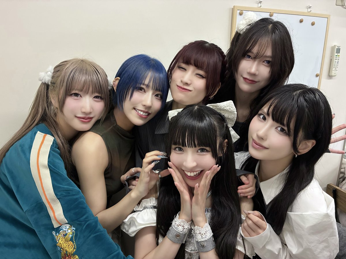 HBN_momo's tweet photo. ジエメイさんとお写真を撮っていただきました‥‥💖幸せ ジエメイさんのライブが本当に本当に大好きですT_T そしていつも仲良くしてくださって、とても優しくてあたたかくて、もう本当に本当に大好きですT_T 全てにおいてジエメイさんみたいになりたいたくさん頑張ります、ありがとうございましたT_T💖 https://t.co/hHj0Kl01EA