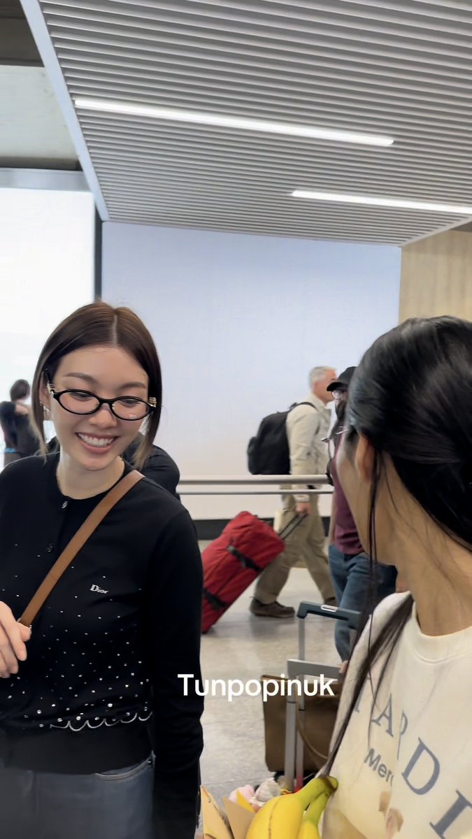 kowheeny's tweet photo. 바나나수거ㅋㅋㅋ바나나는 죄가 없으니ㅋㅋㅋ그런 링링이 보는 옴이 표정봐🤭

LINGORM FLY TO DIOR PFW
#LingOrmDiorAirportLook
#LinglingKwong #OrmKornnaphat
#LingOrm #Dior #DiorSummer27 #PFW https://t.co/4ojcDVvaSv