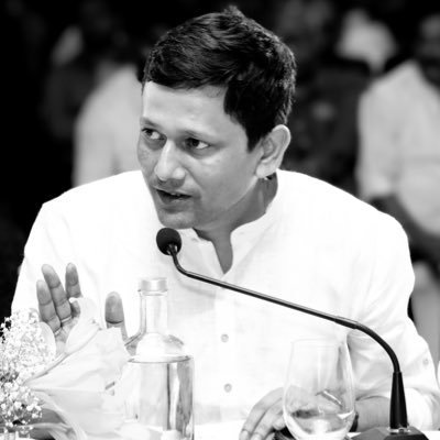 jitesh_pandey's tweet photo. कल जिस तरह से चीज़ें खुल के सामने आई हैं वो बहुत ज़्यादा चिंताजनक हैं.

यूनियन के यूनिट्स के पदाधिकारियों का कहना है कि UFBU ने कोई भी निर्णय लेने से पहले उनसे कोई भी सलाह मशवरा नहीं किया. उनके अनुसार वह खुद भी बहुत ज्यादा निराश हैं और ठगा हुआ महसूस कर रहे हैं.

कितना दुःखद है ये कि इतना बड़ा कम्युनिकेशन गैप रहा, एकतरफा decision ले लिया गया और एक बेहद सफल हो सकने वाली हड़ताल का गला घोंट दिया गया.

वक़्त है अपनी लीडरशिप को बदलने का।

@ChVenkatachalam @rupamsmail और यह MOU साइन करने वाले सभी नेता, तुरंत अपना इस्तीफा दें. आपने ना सिर्फ बैंकर्स के साथ घोर विश्वासघात किया है, अपितु लीडर होने का कोई भी धर्म आपने नहीं निभाया है. 

यदि आप बिक गए हैं तो कोई बात ही नहीं है. परन्तु यदि आपकी रीढ़ की हड्डी सही होती, तो उस रात आप ना झुकते. 

आपका झुकना बता रहा है कि आप बैंकर्स की उमीदों की तिलांजली कर आए हैं सरकार के सामने.

शर्म आनी चाहिए आपको.

सभी बैंकर्स से भी अनुरोध है कि अपनी अपनी यूनिट्स के पदाधिकारियों से मांग करें कि इन सभी का इस्तीफा चाहिए. उससे कम कुछ भी नहीं.

जो हमारे हक के लिए खड़ा नहीं हो सकता, उसे हटना ही होगा. 

#Shame #ResignNow